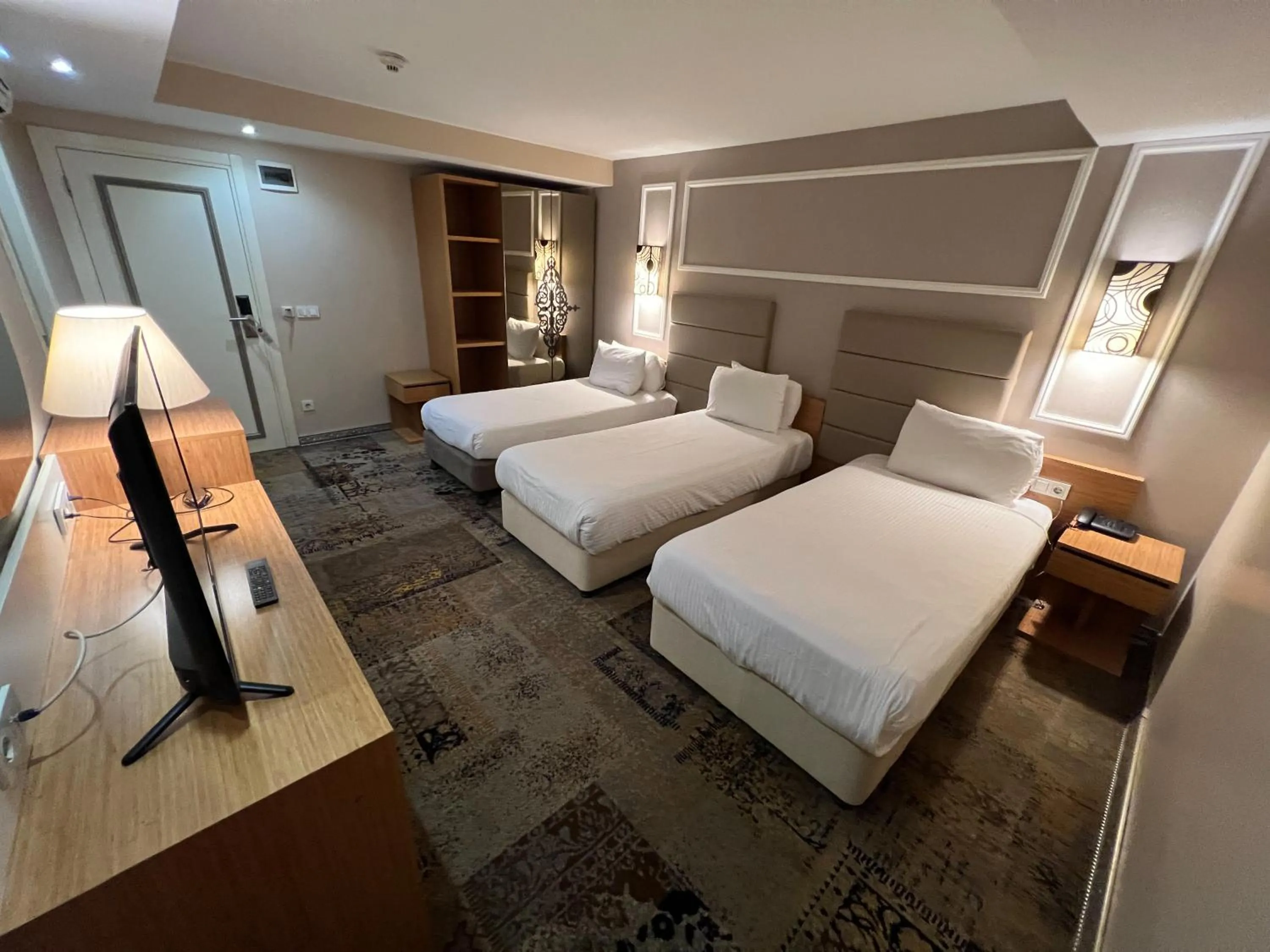 Bedroom, Bed in All Seasons Hotel