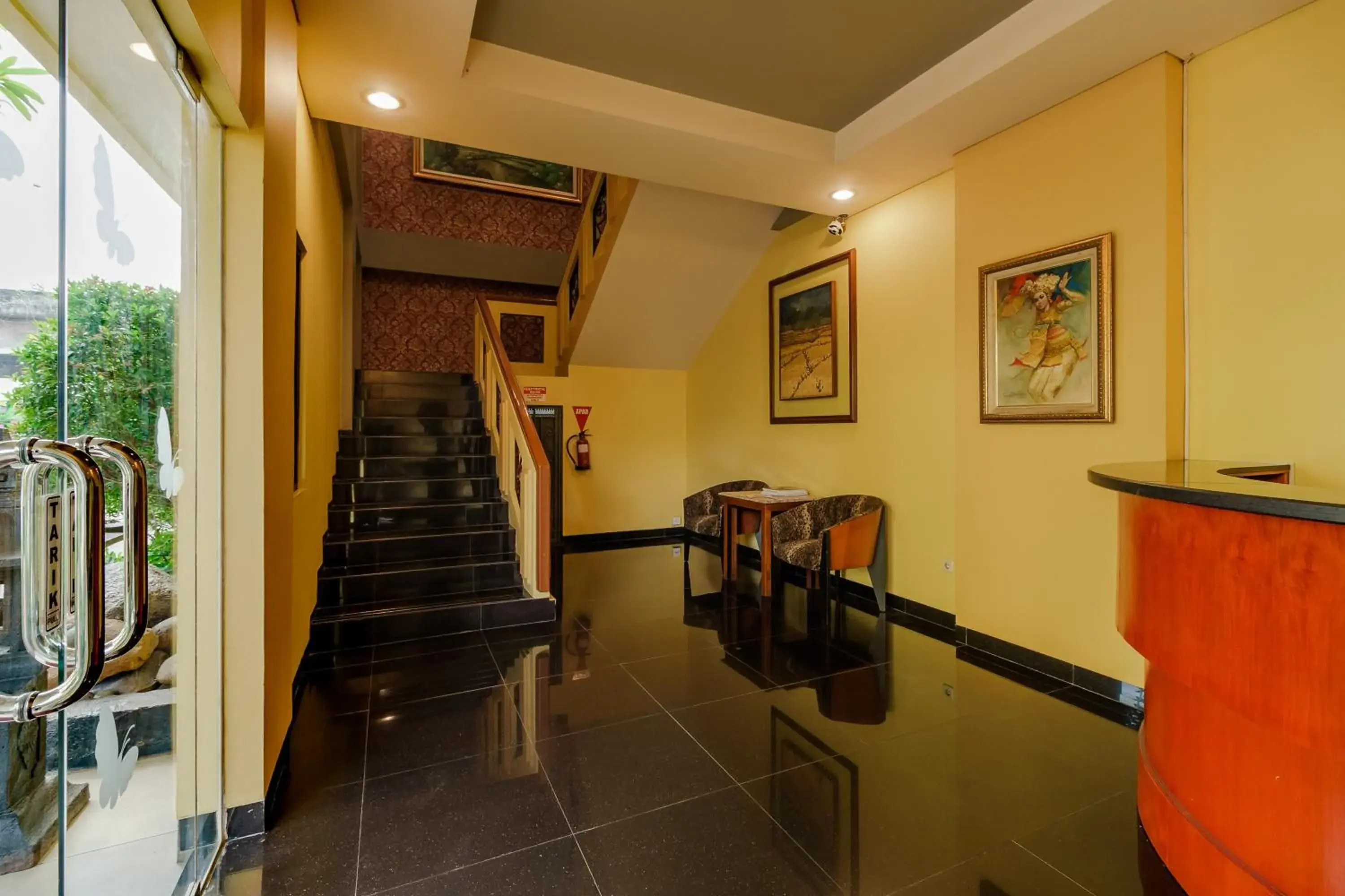 Living room, Lobby/Reception in RedDoorz Plus near Dunia Fantasi Ancol