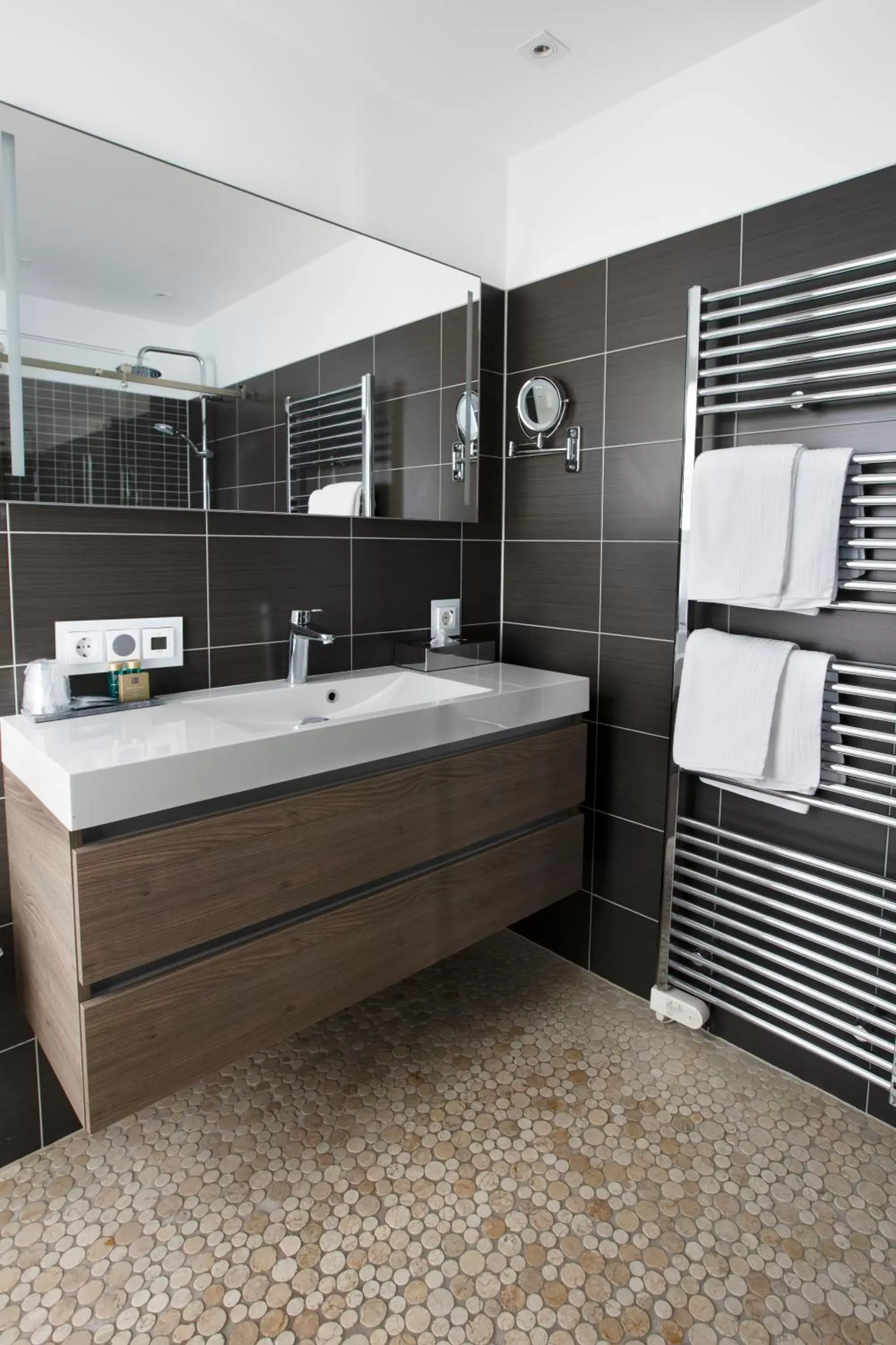 Shower, Bathroom in Apart! Food & Drinks Apartments