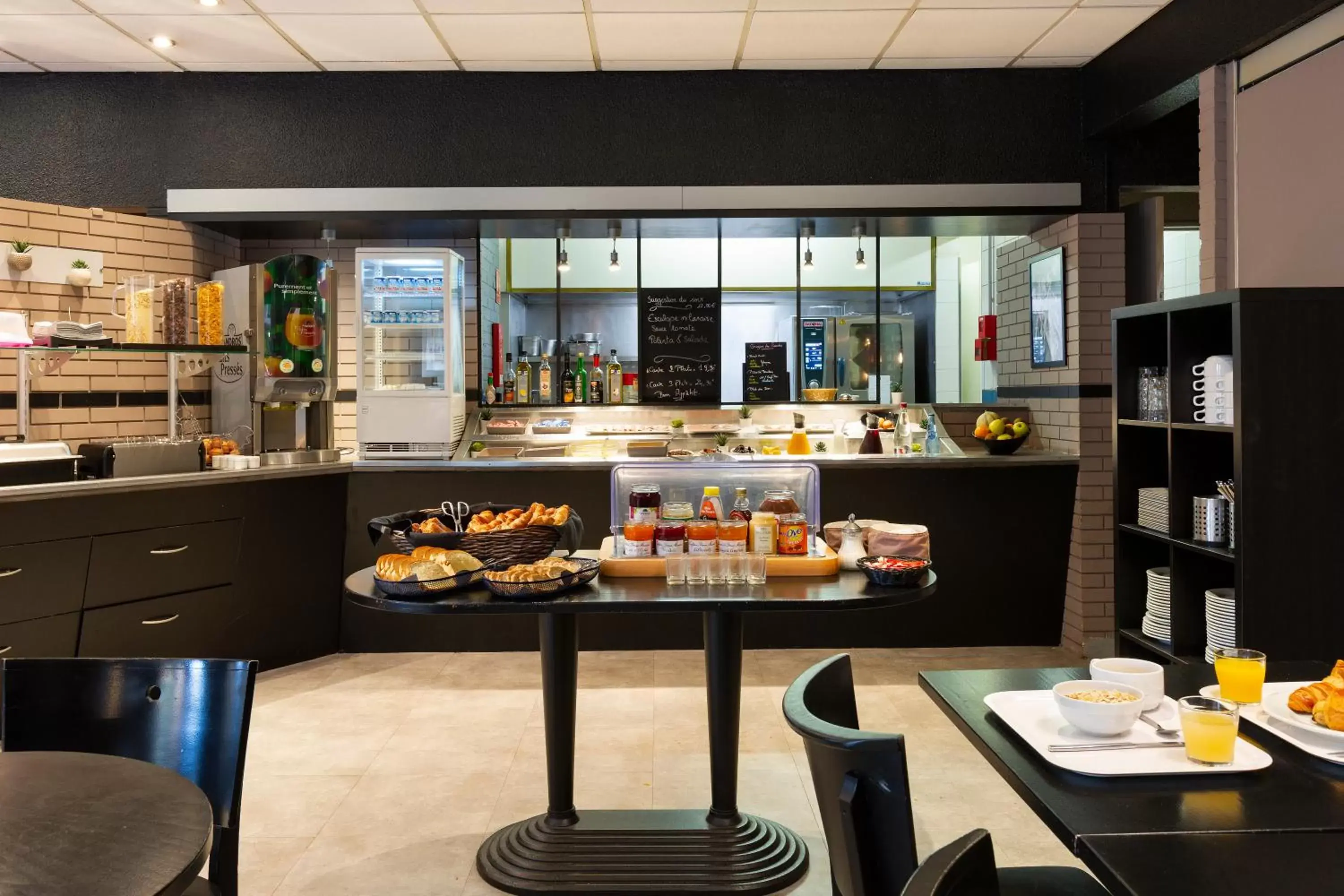 Buffet breakfast, Restaurant/Places to Eat in Comfort Hotel Orleans Saran