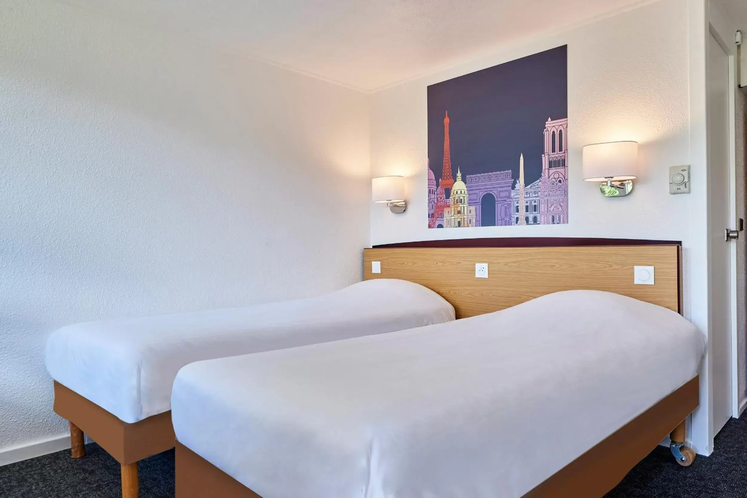 Bedroom, Bed in Kyriad Tarbes Bastillac