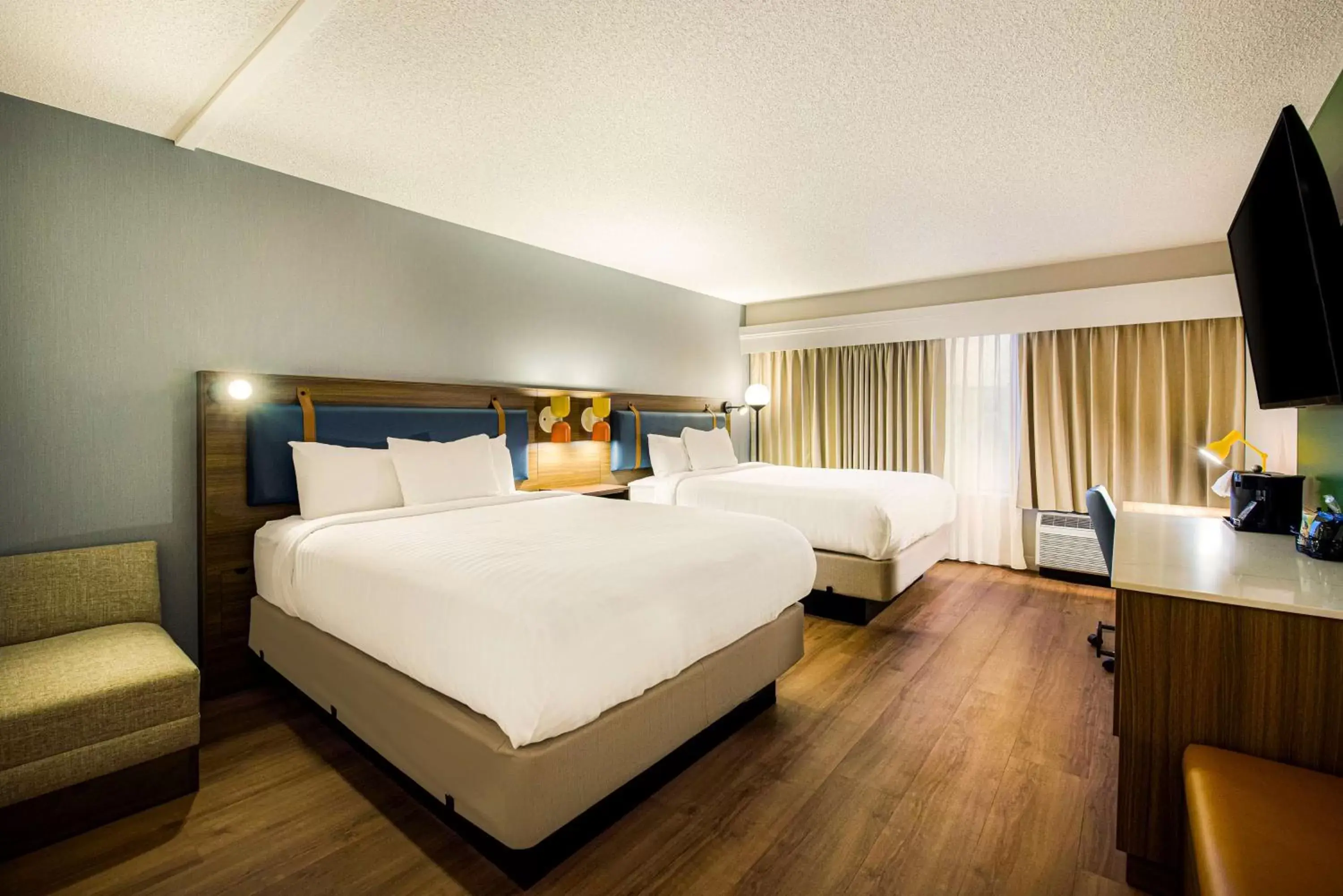 Bedroom, Bed in Sonesta Select Philadelphia Airport