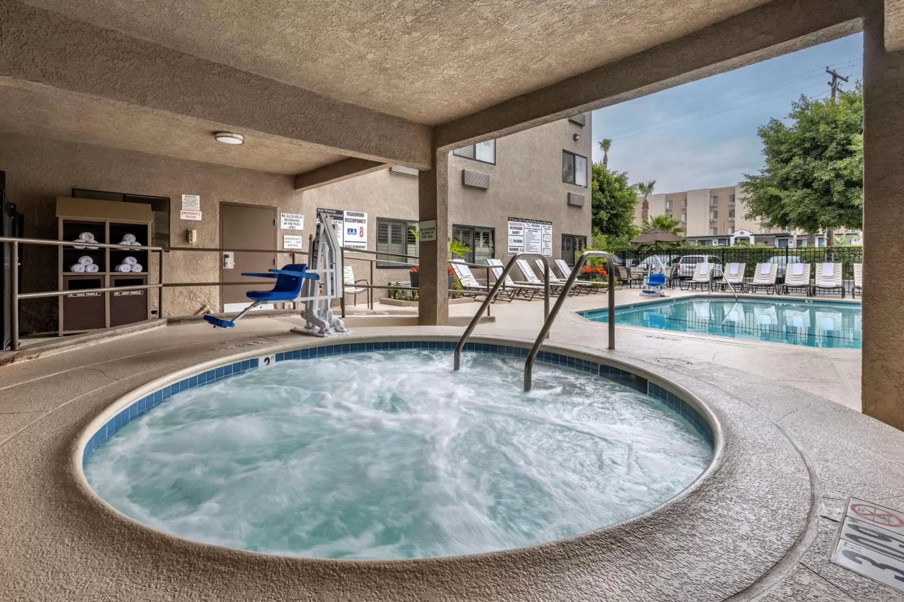 Swimming Pool in Best Western Plus Park Place Inn - Mini Suites