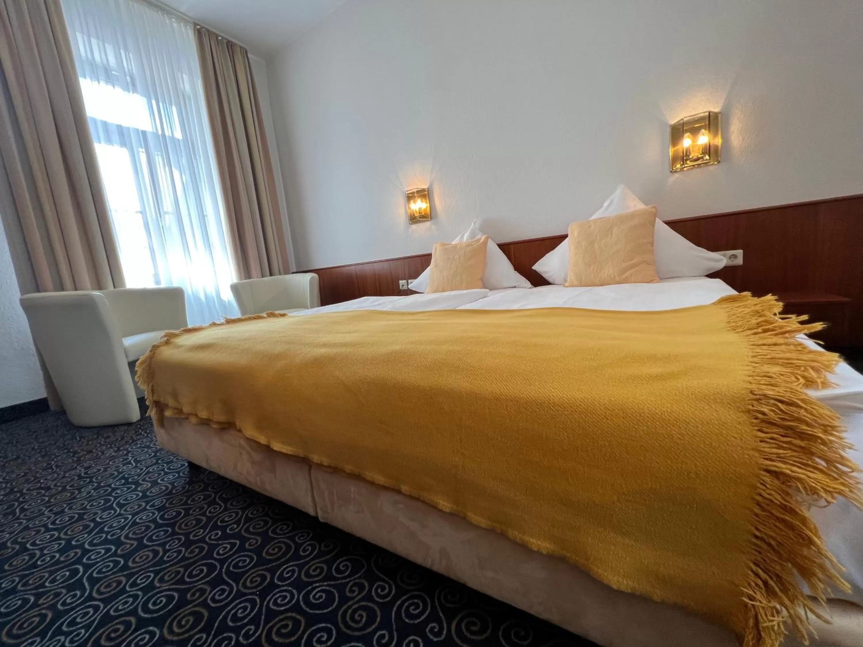 Photo of the whole room, Bed in Stadthotel