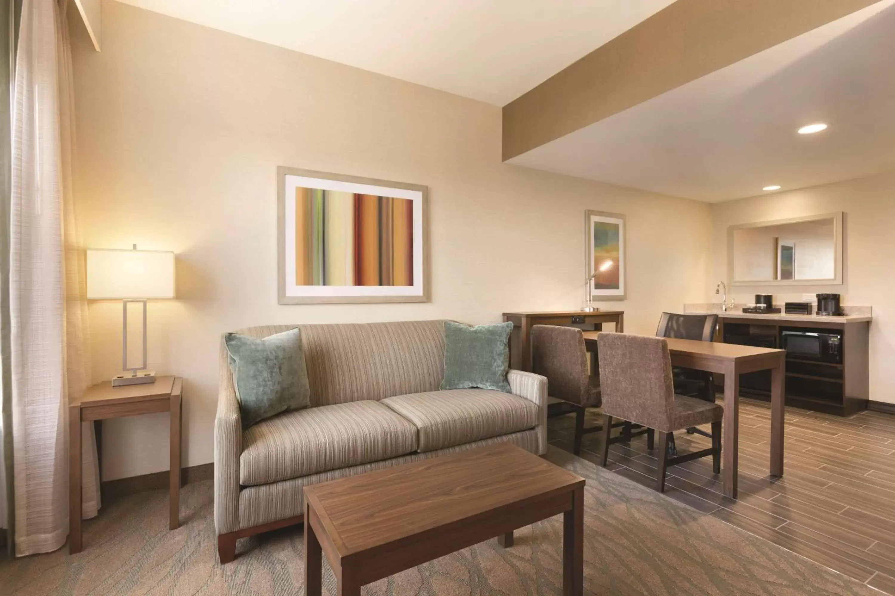 Bed, Seating Area in Embassy Suites by Hilton Akron Canton Airport