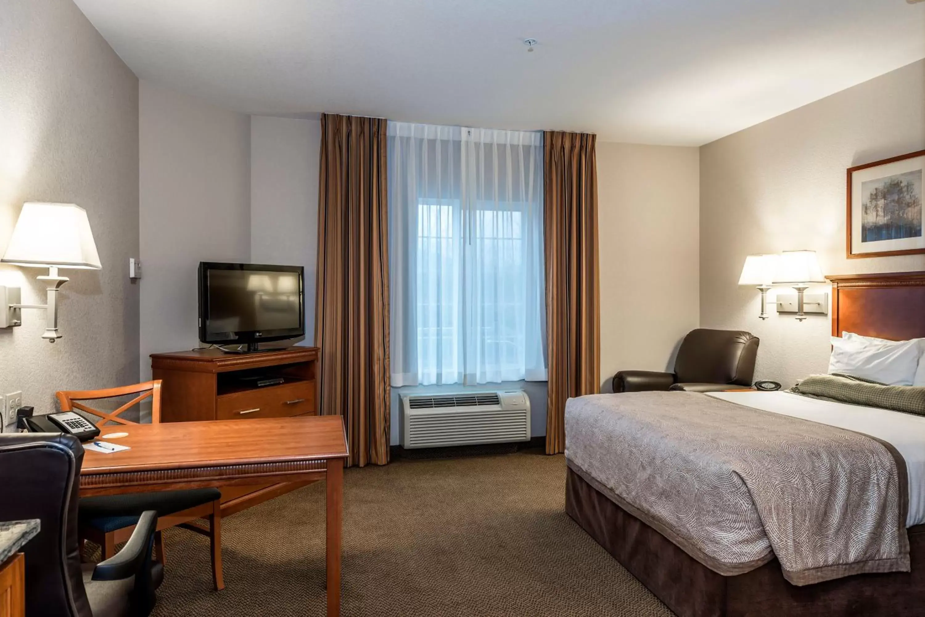 Photo of the whole room, TV/Entertainment Center in Candlewood Suites Burlington, an IHG Hotel