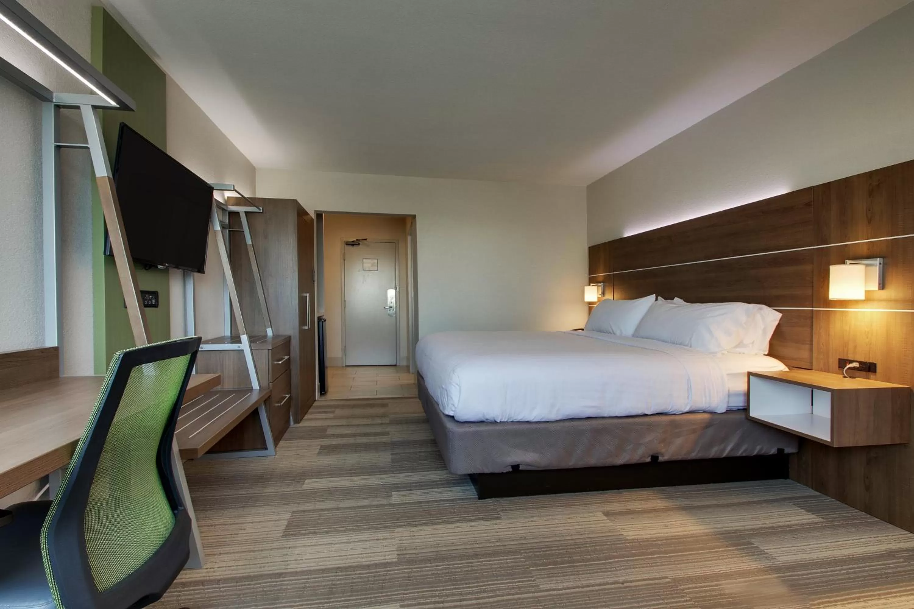 Photo of the whole room, Bed in Holiday Inn Express & Suites Wapakoneta by IHG