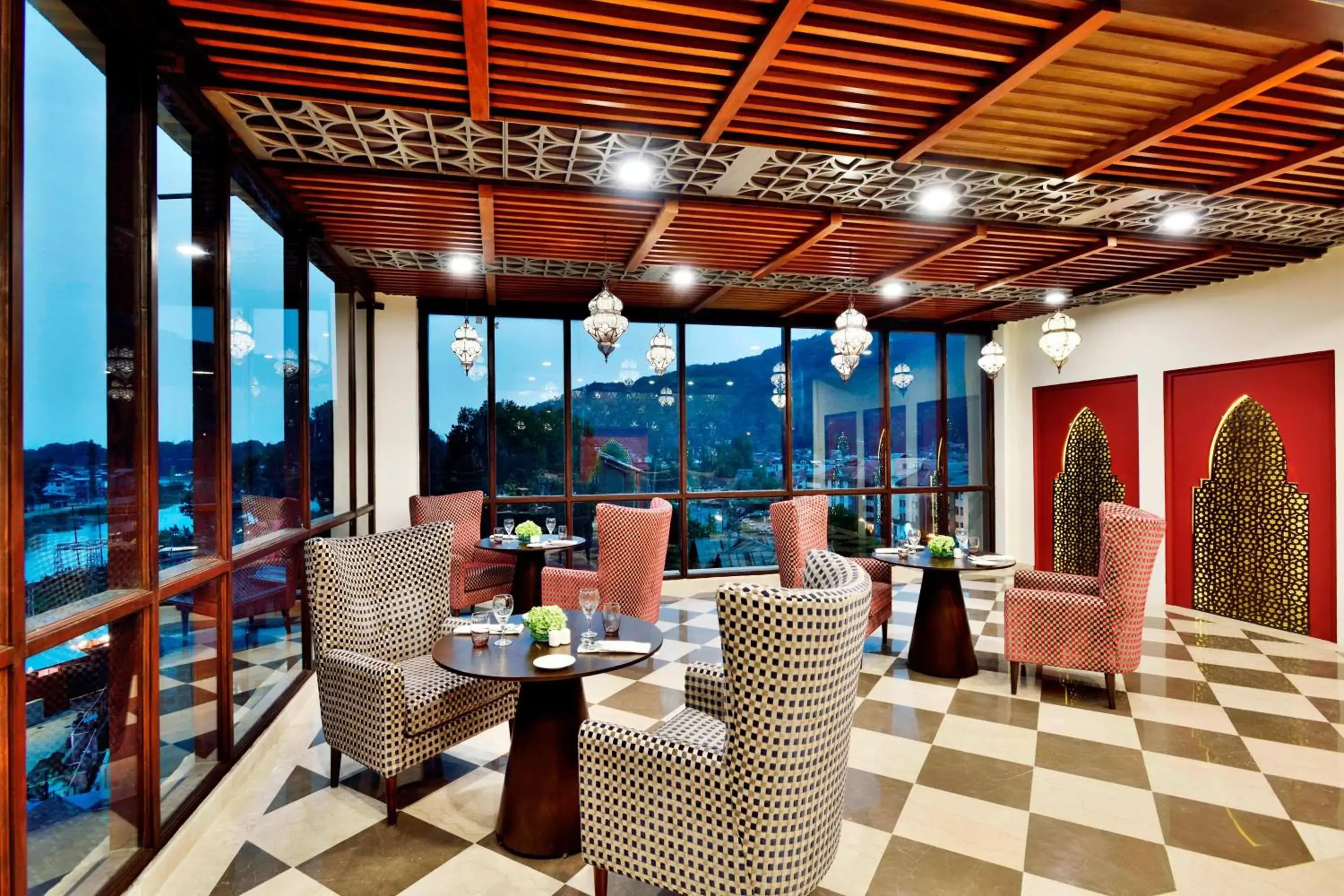 Lounge or bar in Four Points by Sheraton Srinagar