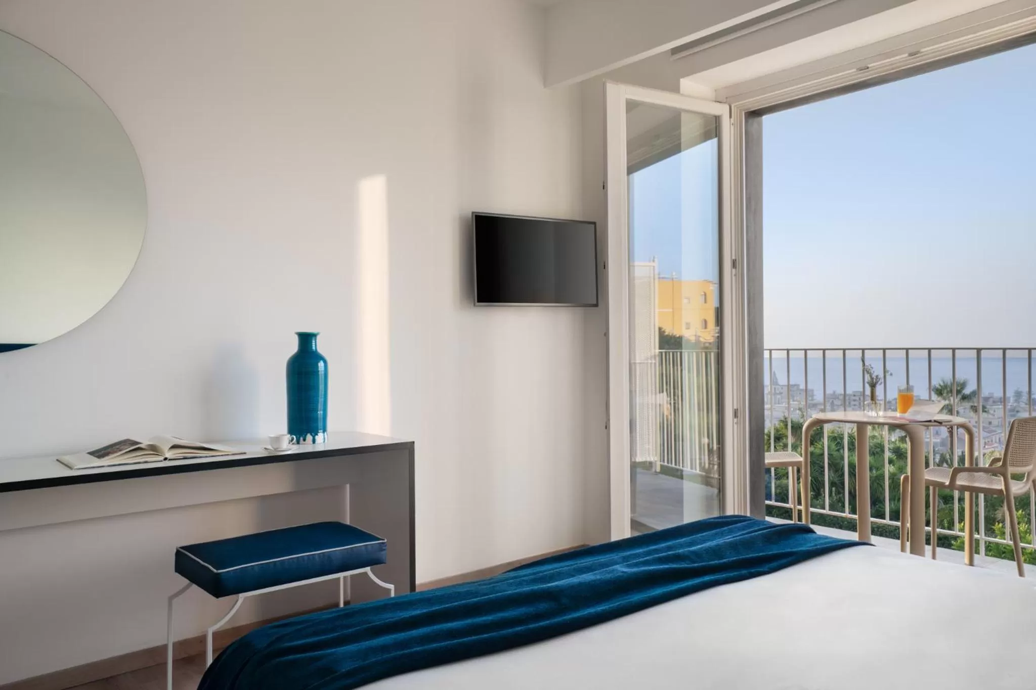 Communal lounge/ TV room, Bed in Domo 20 Hotel & Rooftop