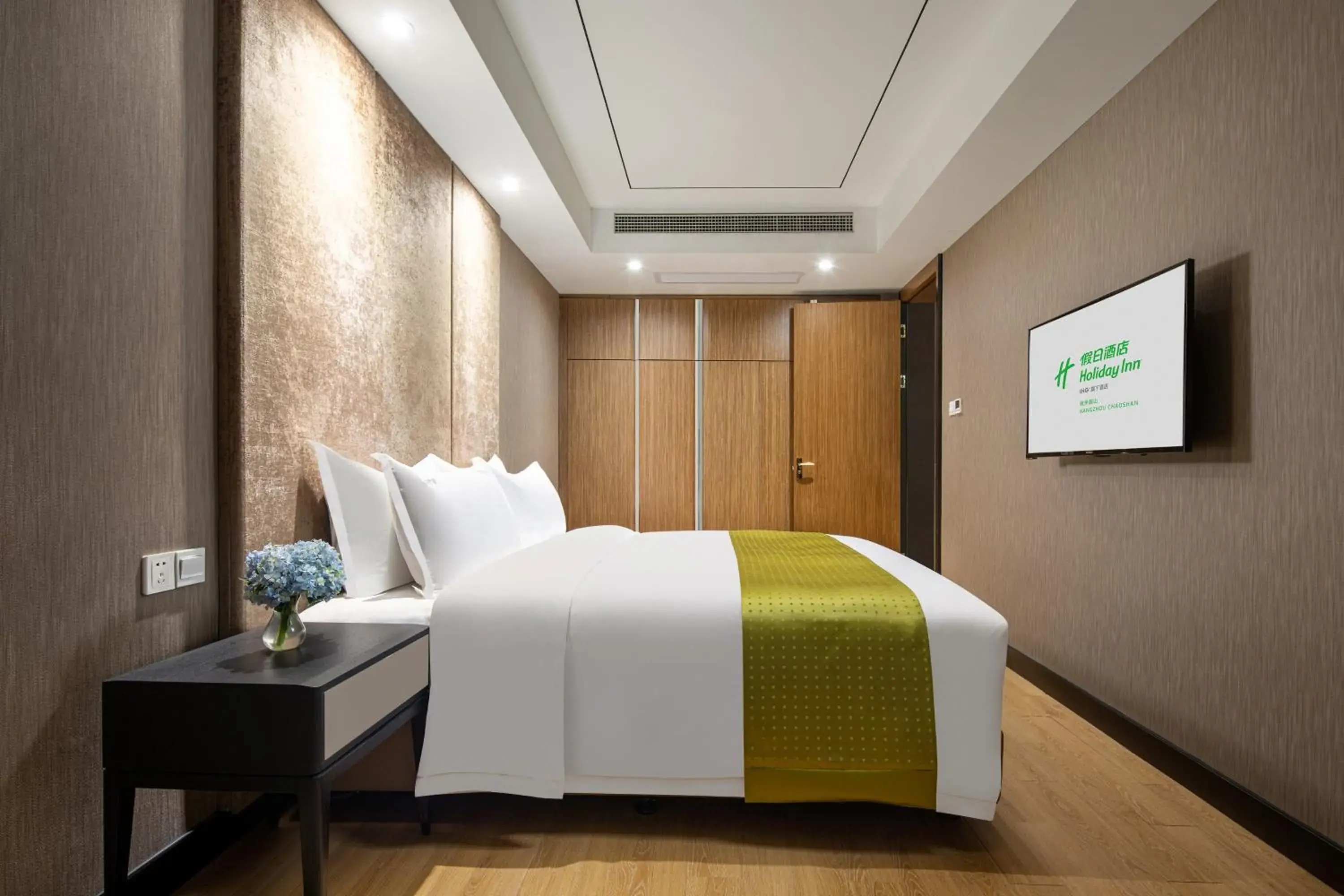 Bed in Holiday Inn Hangzhou Chaoshan, an IHG Hotel