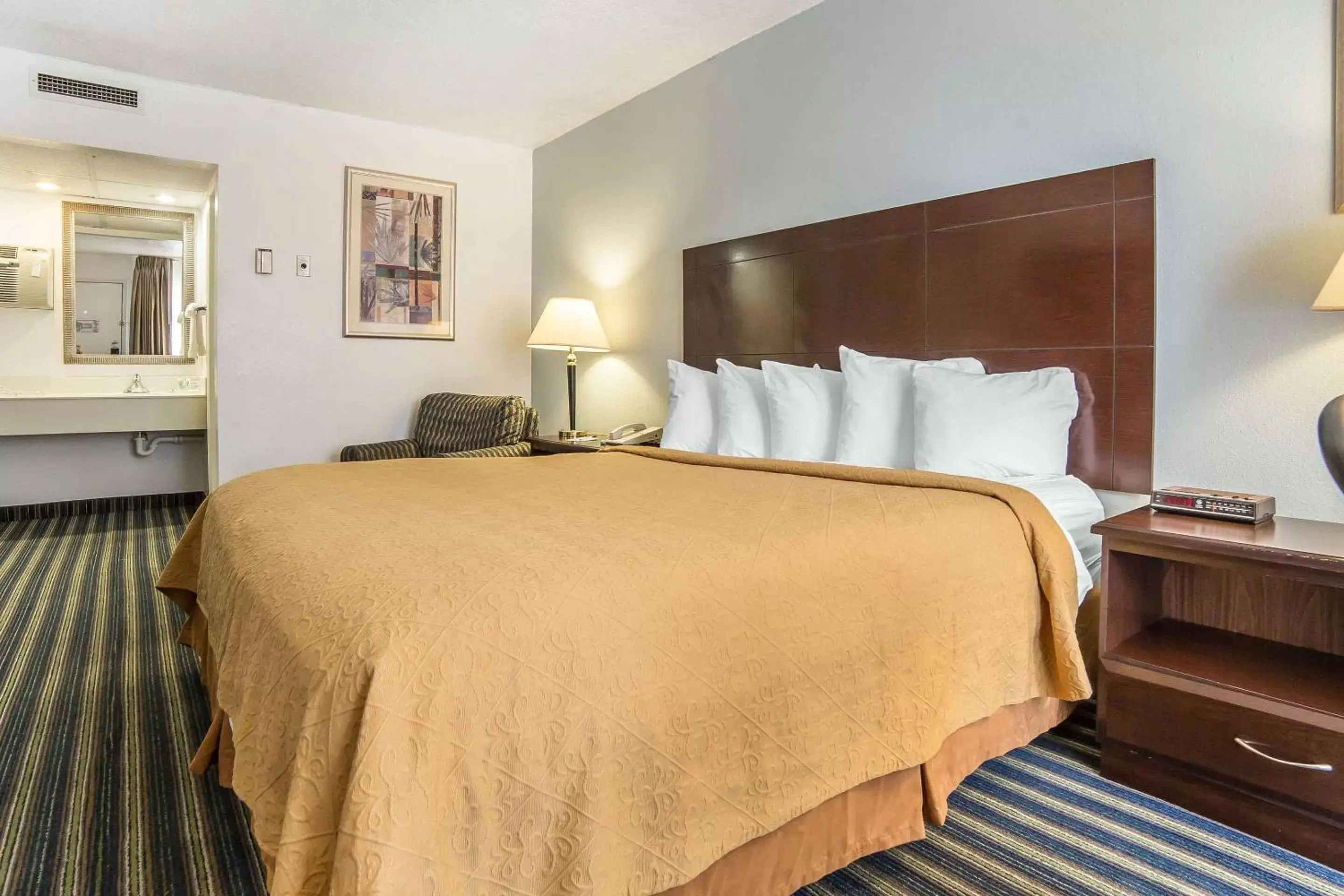 Photo of the whole room, Bed in Quality Inn Photo of the whole room, Bed in Quality Inn