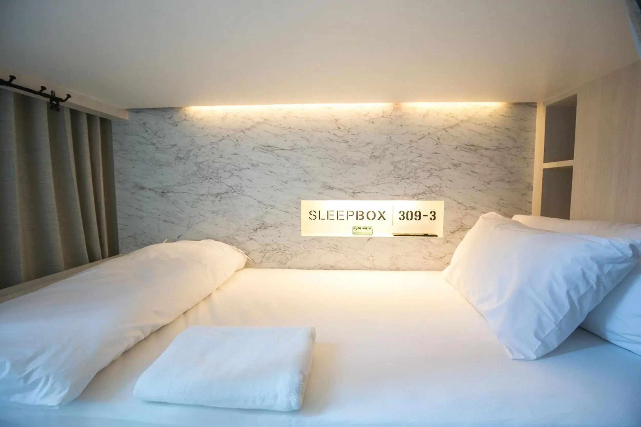 bunk bed, Bed in Sleepbox Sukhumvit 22