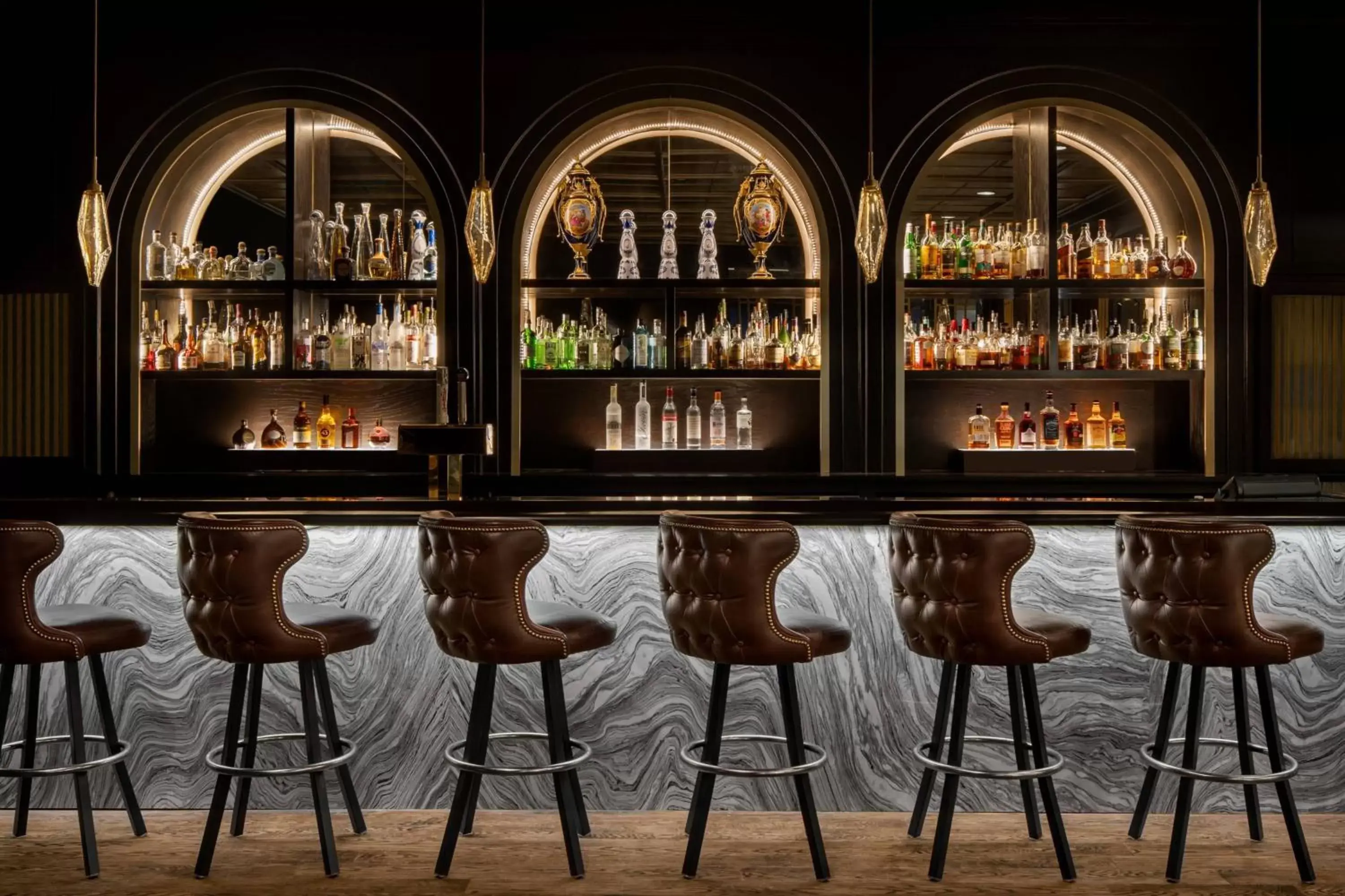Lounge or bar in The Drake Oak Brook, Autograph Collection