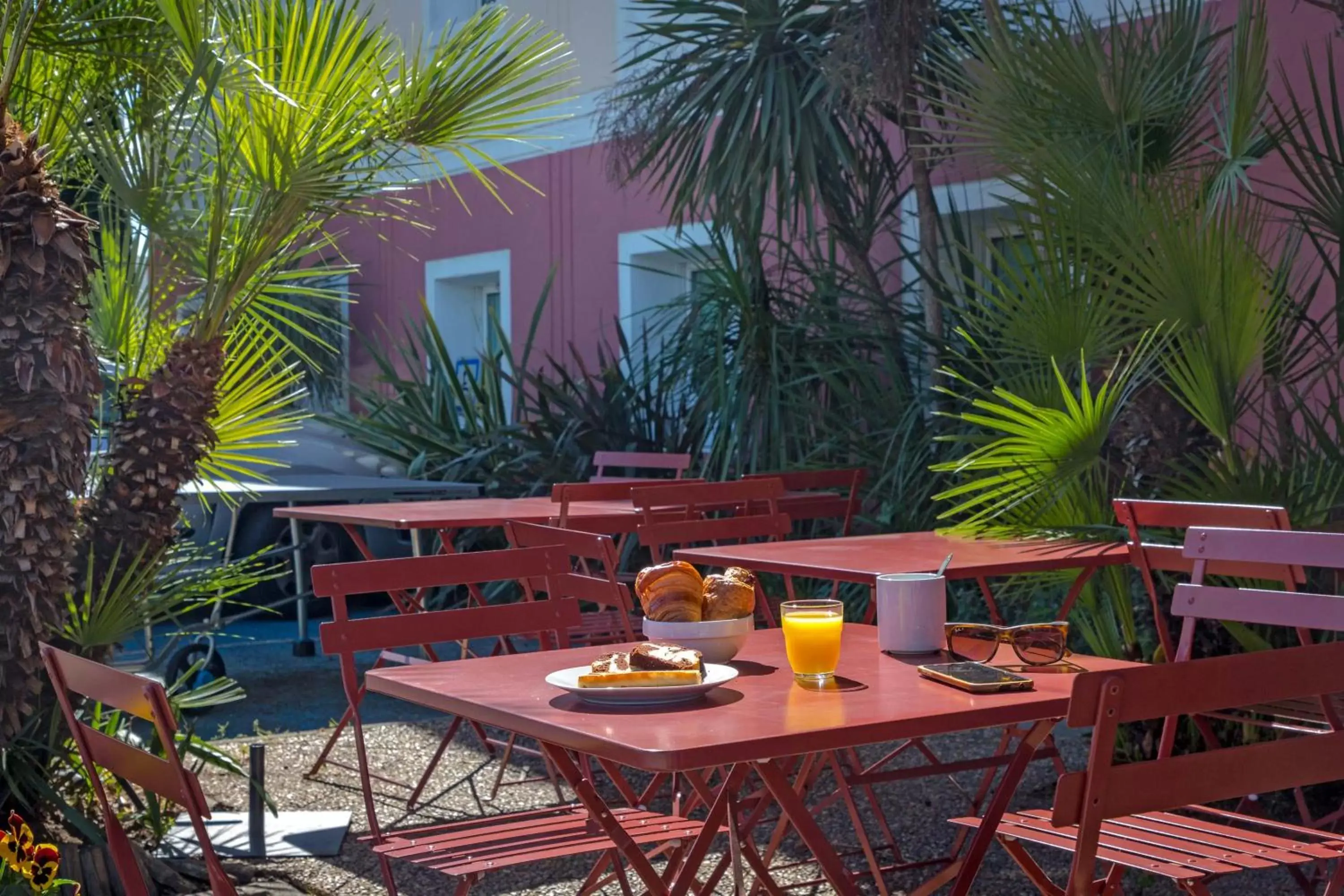 Balcony/Terrace, Restaurant/Places to Eat in Ibis Budget Fréjus Capitou