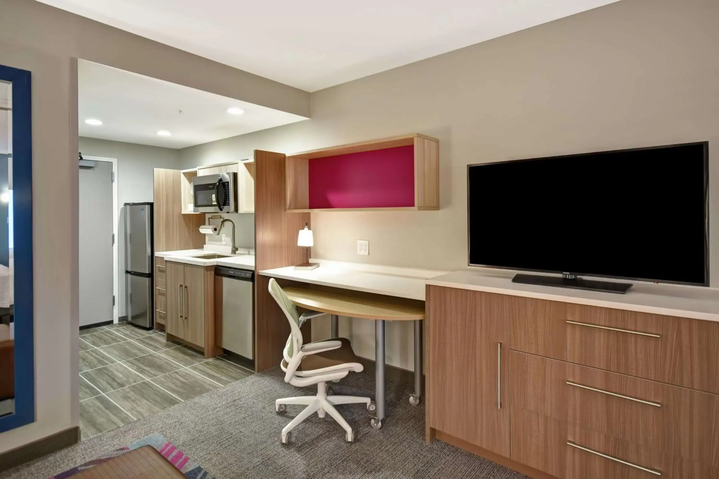 Bedroom, TV/Entertainment Center in Home2 Suites By Hilton Georgetown