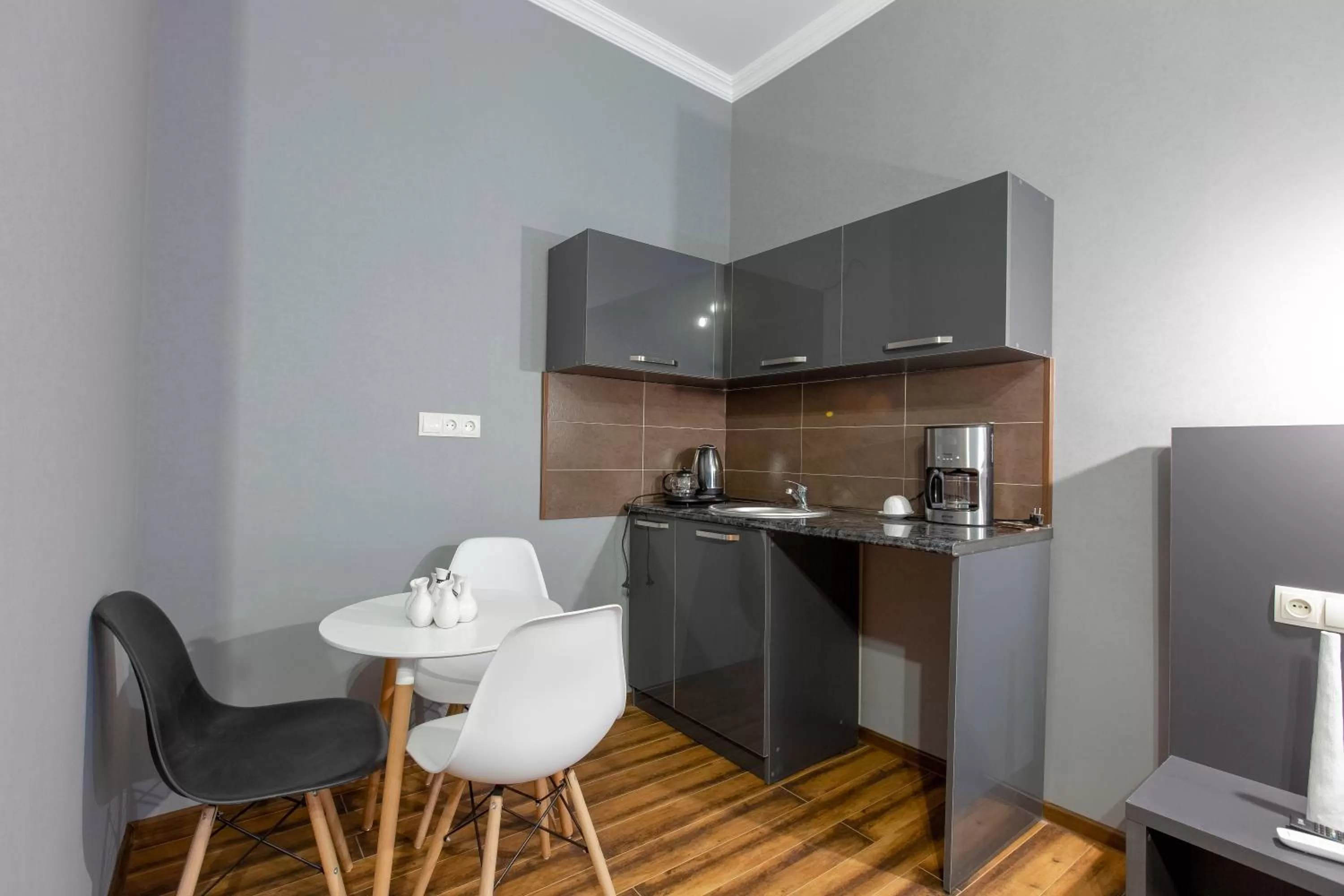 Kitchen or kitchenette in 4 Rooms