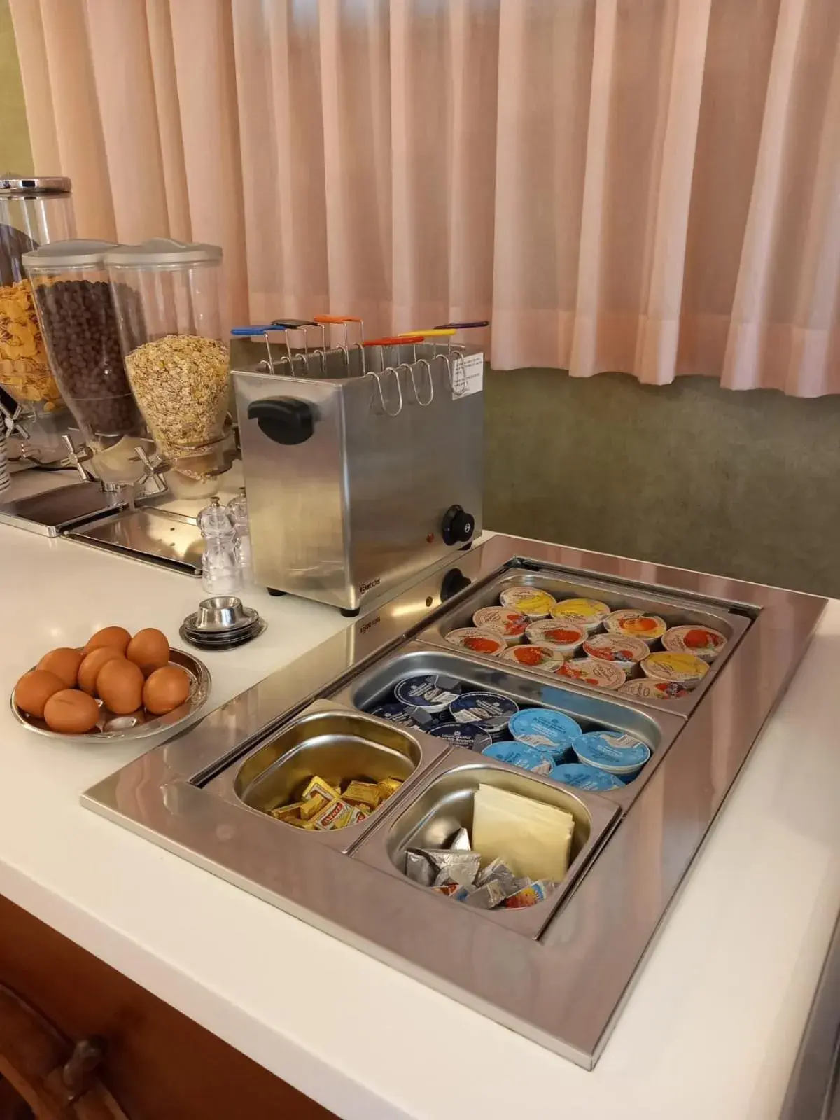 Breakfast, Kitchen/Kitchenette in Hotel Corallo