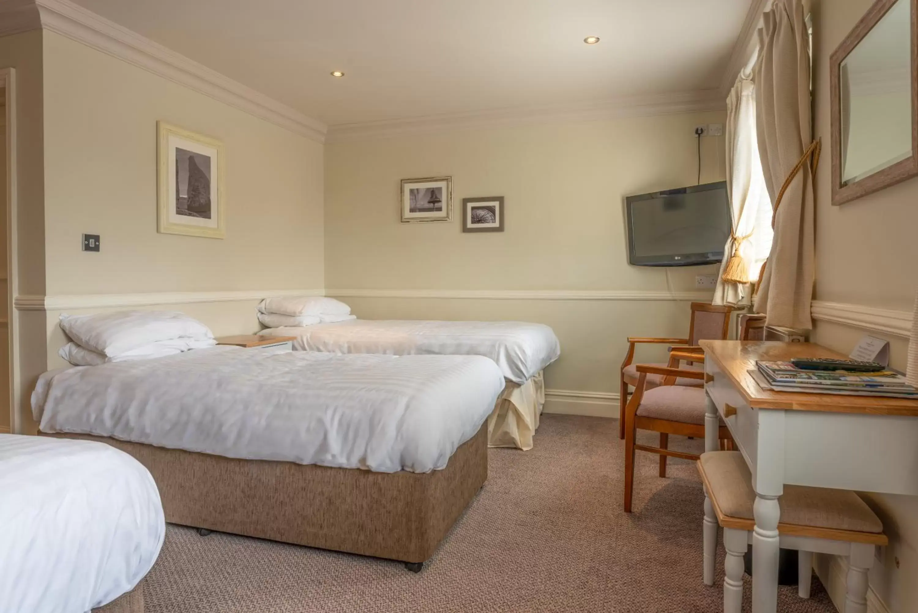 Bedroom, Bed in Botany Bay Hotel