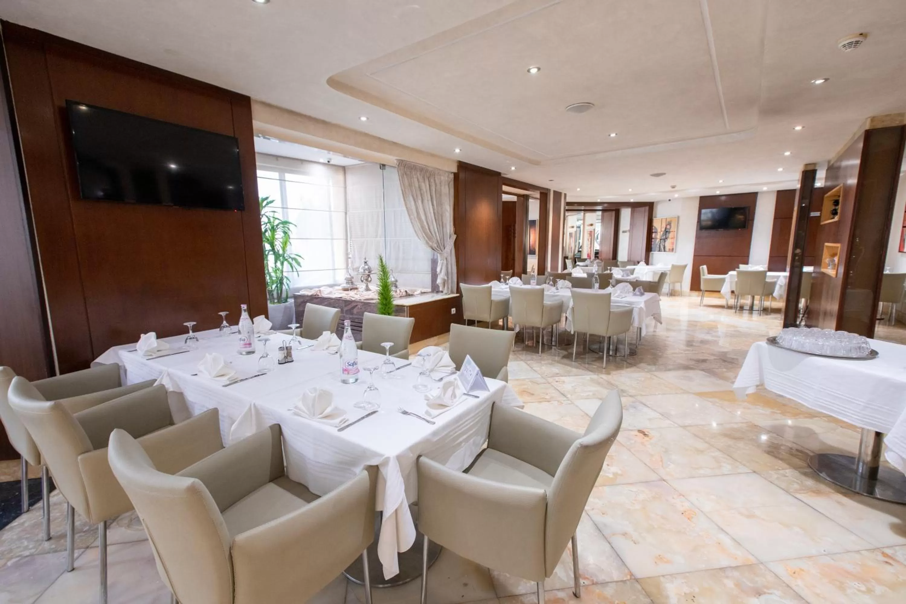 Restaurant/places to eat in The Penthouse Suites Hotel