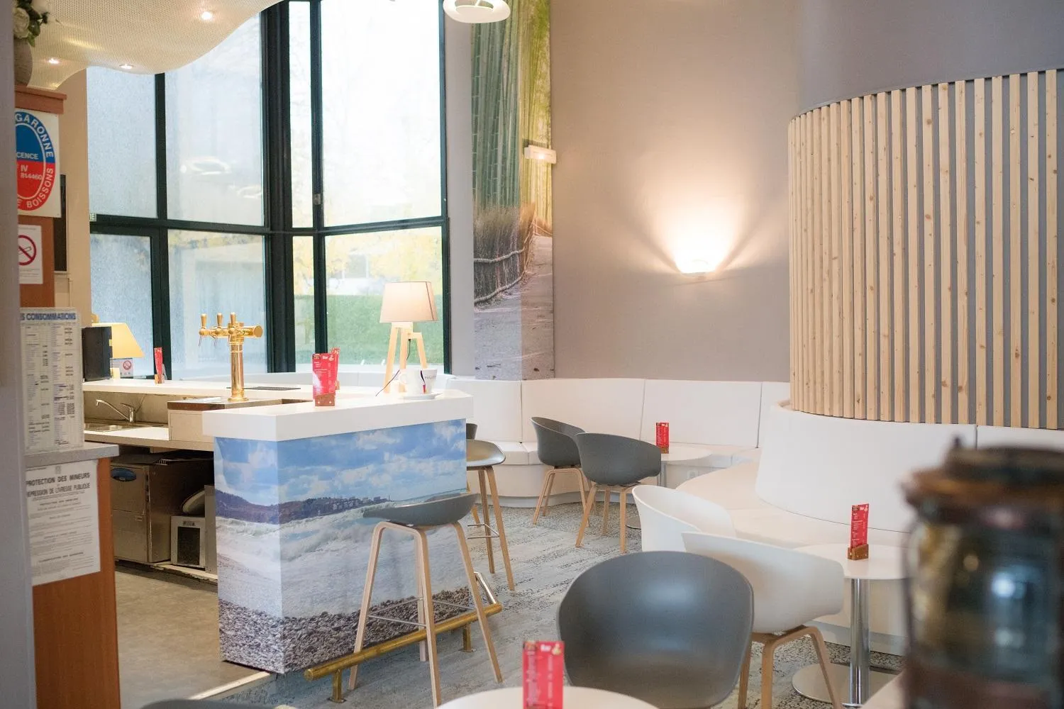 Lounge or bar in The Originals City, Hôtel Le Sextant, Toulouse Sud