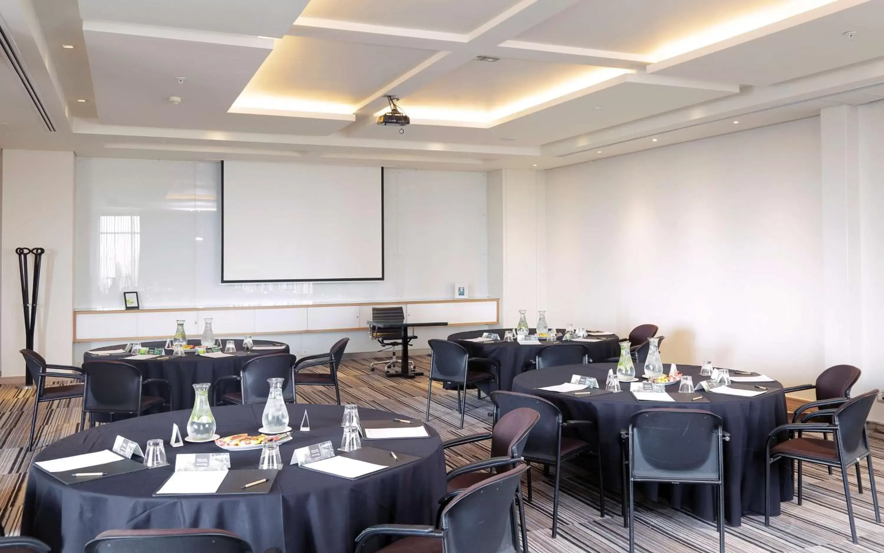 Meeting/conference room, Restaurant/Places to Eat in Southern Sun Hyde Park Sandton