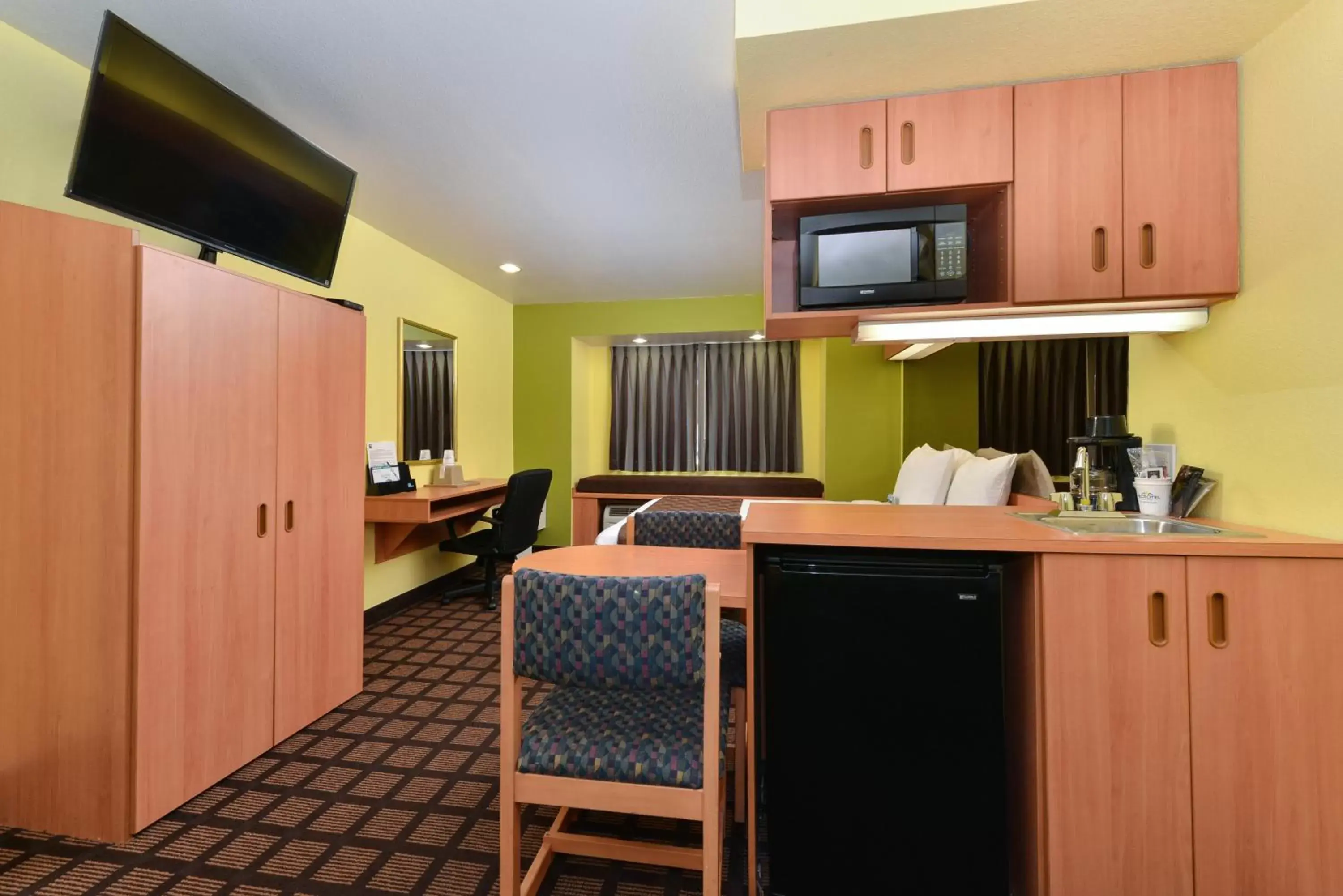 Photo of the whole room, Kitchen/Kitchenette in Microtel Inn & Suites by Wyndham Ft. Worth North/At Fossil