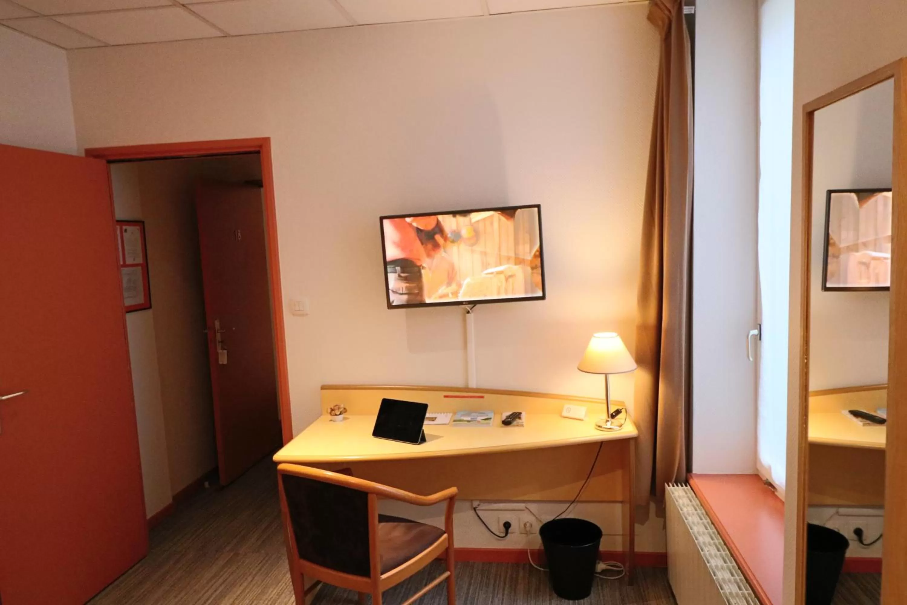 Bedroom in Logis-Hôtel des Oliviers