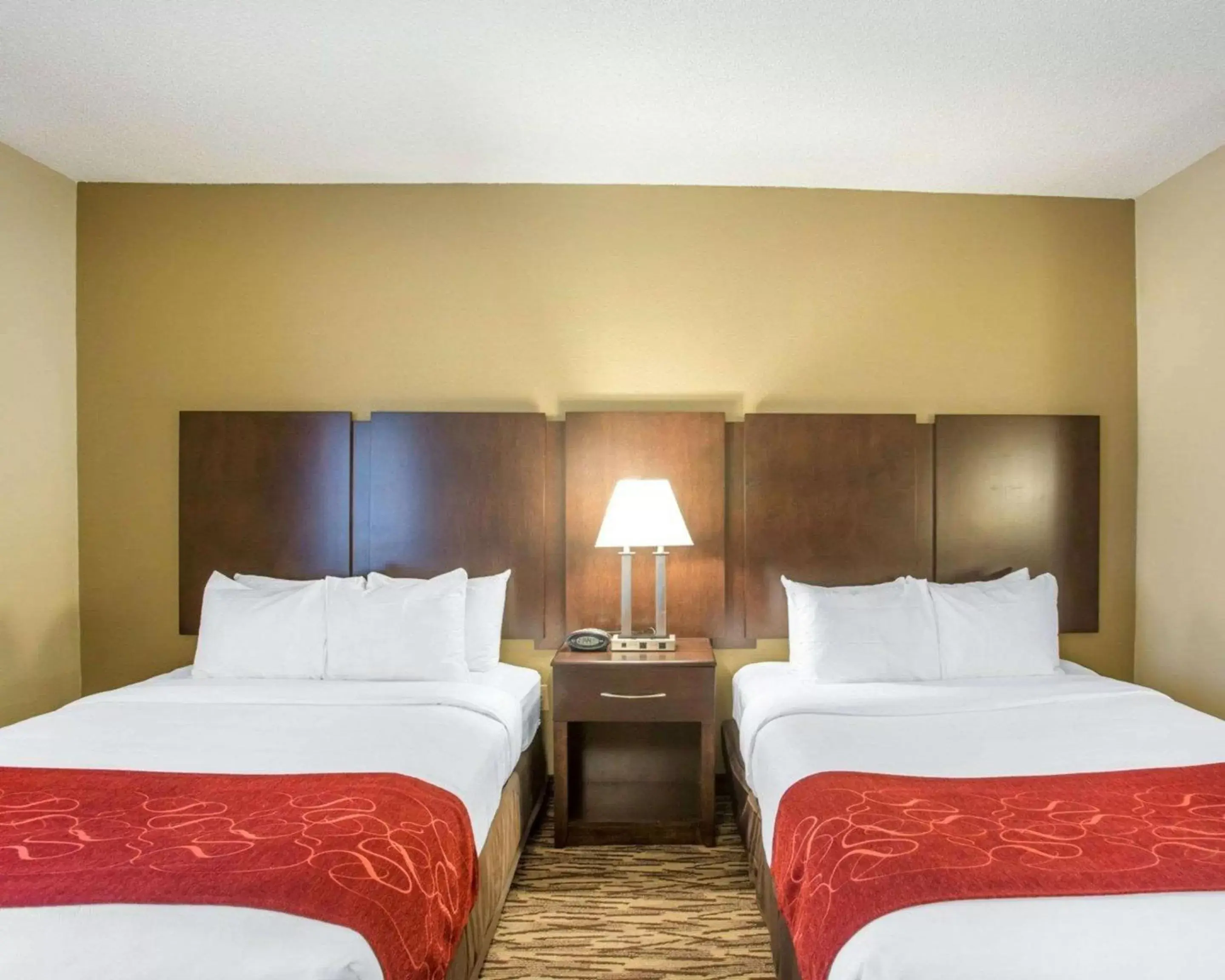 Photo of the whole room, Bed in Comfort Suites Lebanon