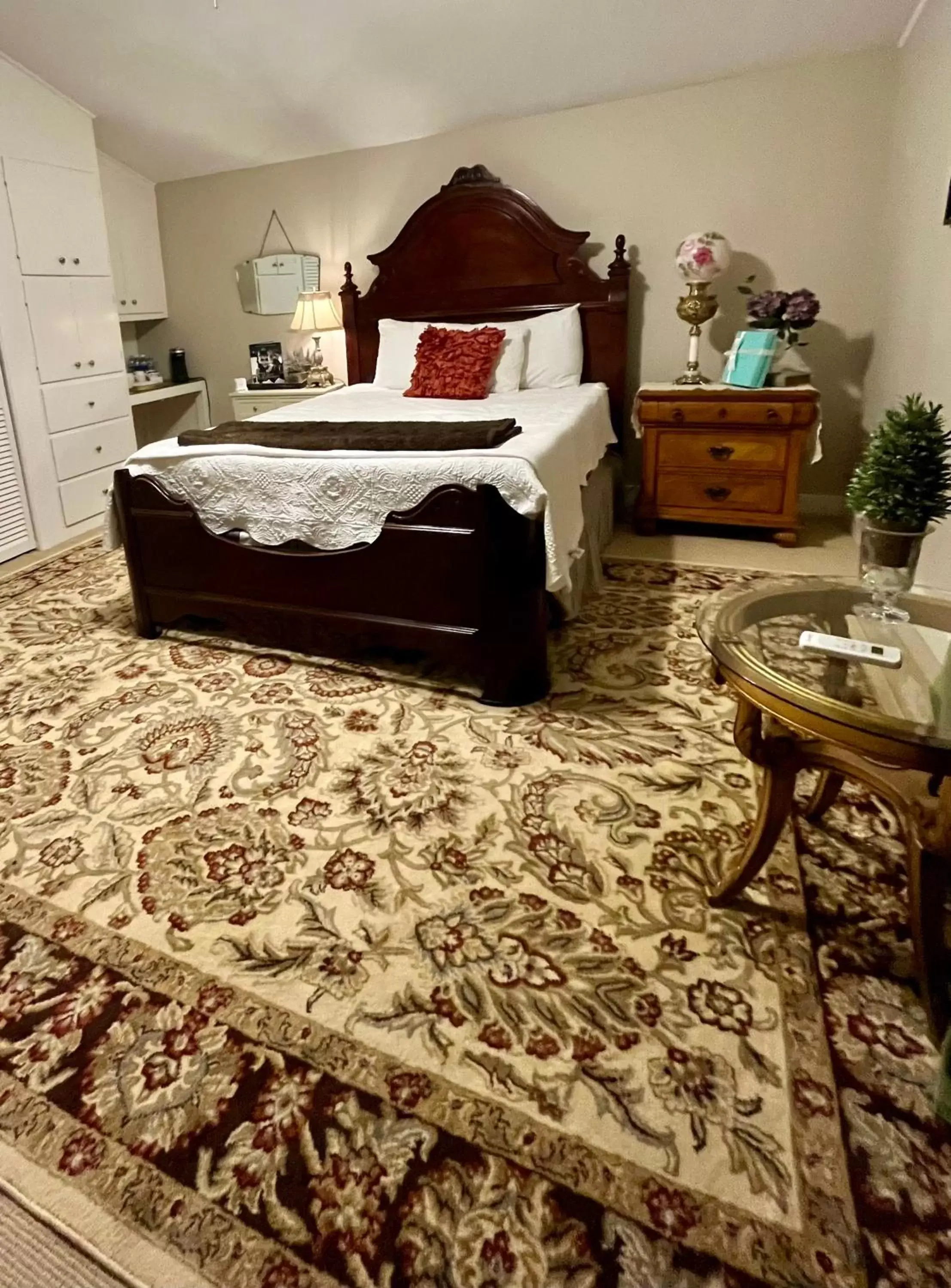 Bedroom, Bed in The Beaumont House Natchez