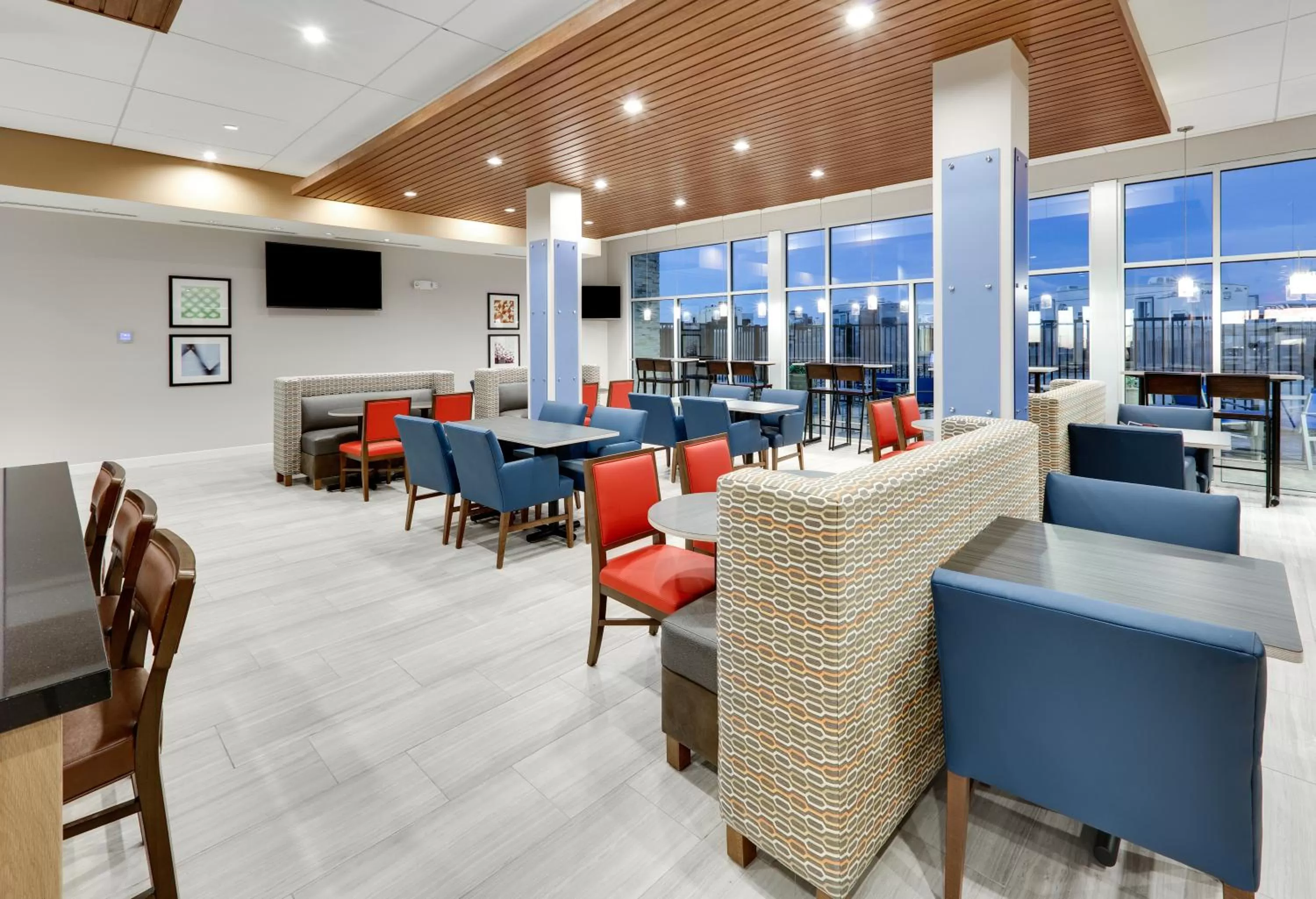 Lounge or bar in Holiday Inn Express - Kermit by IHG