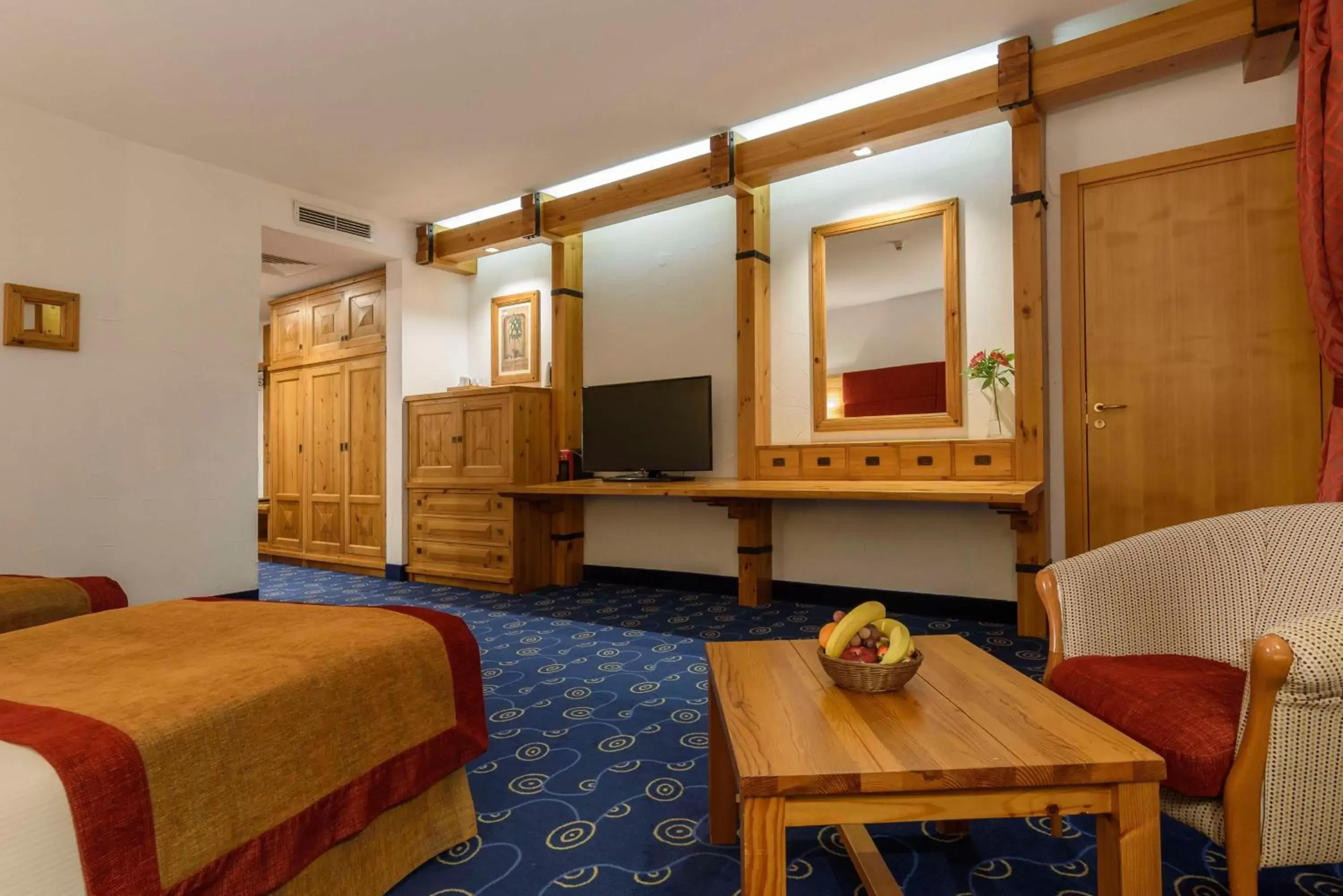 Bedroom, TV/Entertainment Center in Kempinski Hotel Grand Arena Bansko