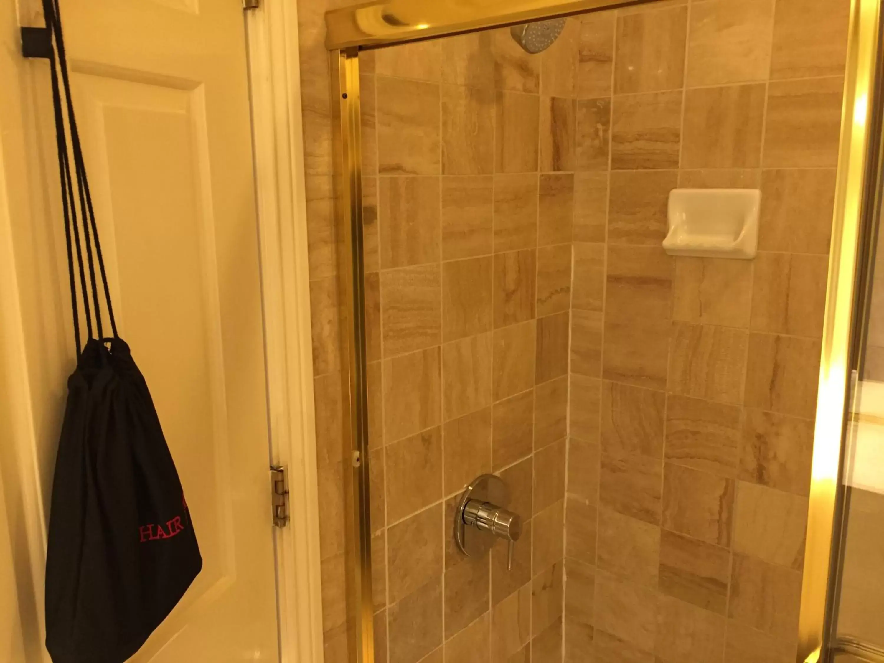 Shower, Bathroom in Kensington Park Hotel