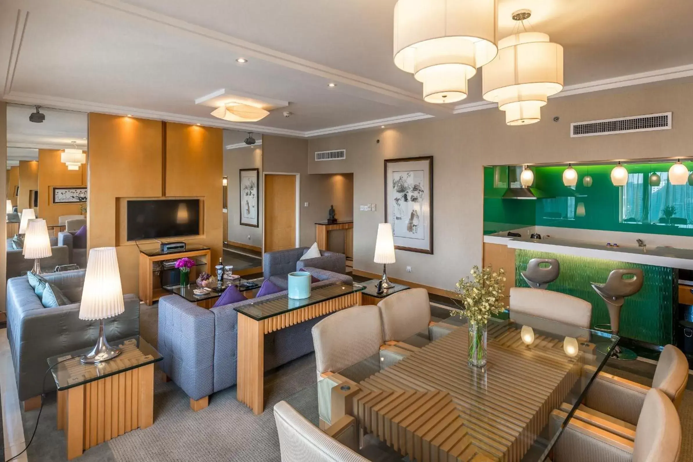 Bedroom, Seating Area in Crowne Plaza Shanghai, an IHG Hotel