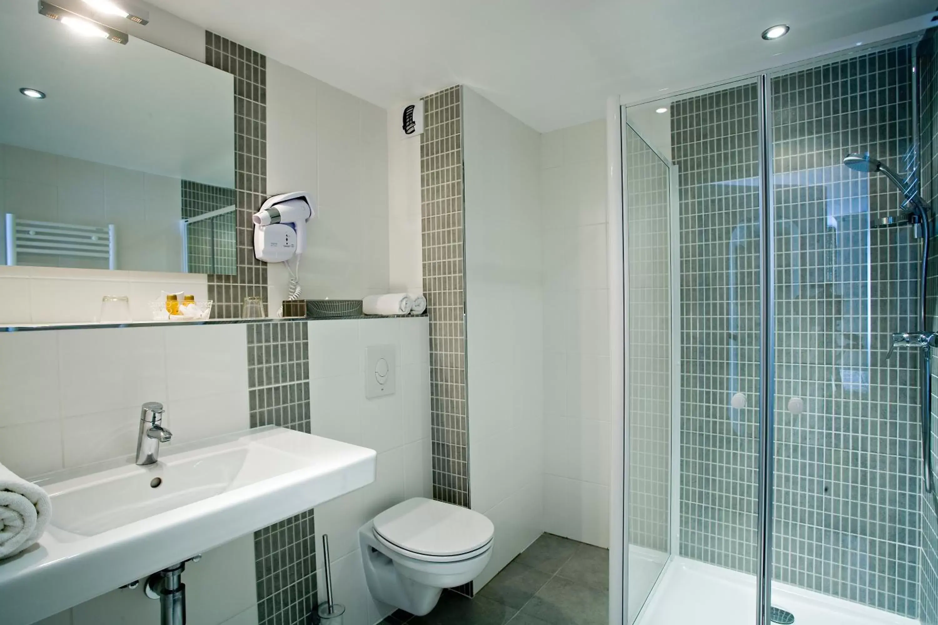 Shower, Bathroom in Best Western Plus Hotel Villa D'est