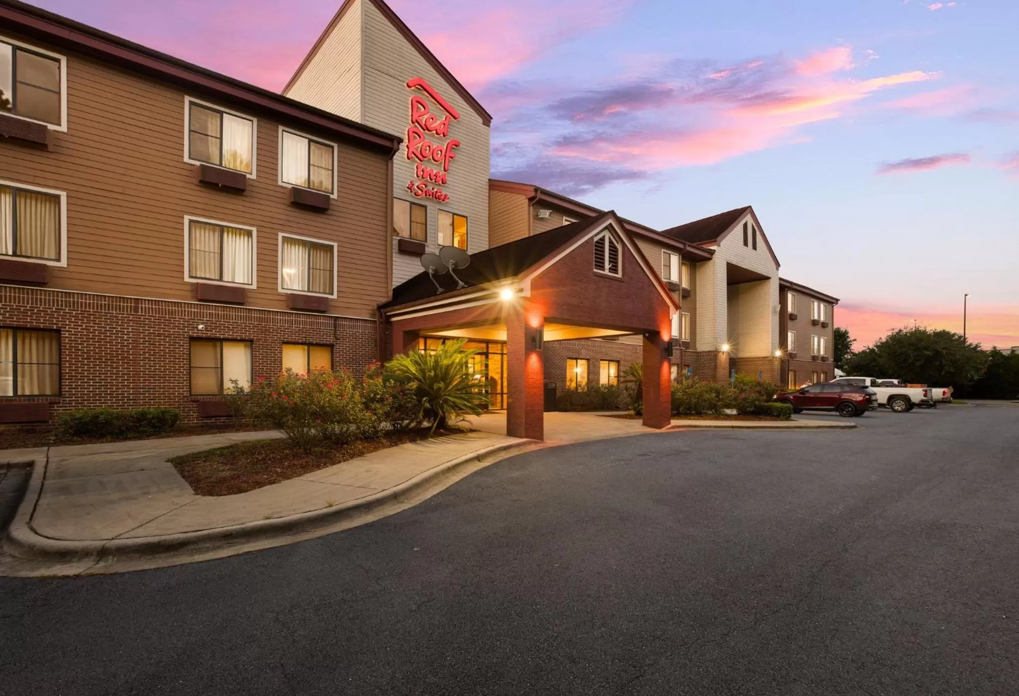Property building in Red Roof Inn & Suites Savannah Airport