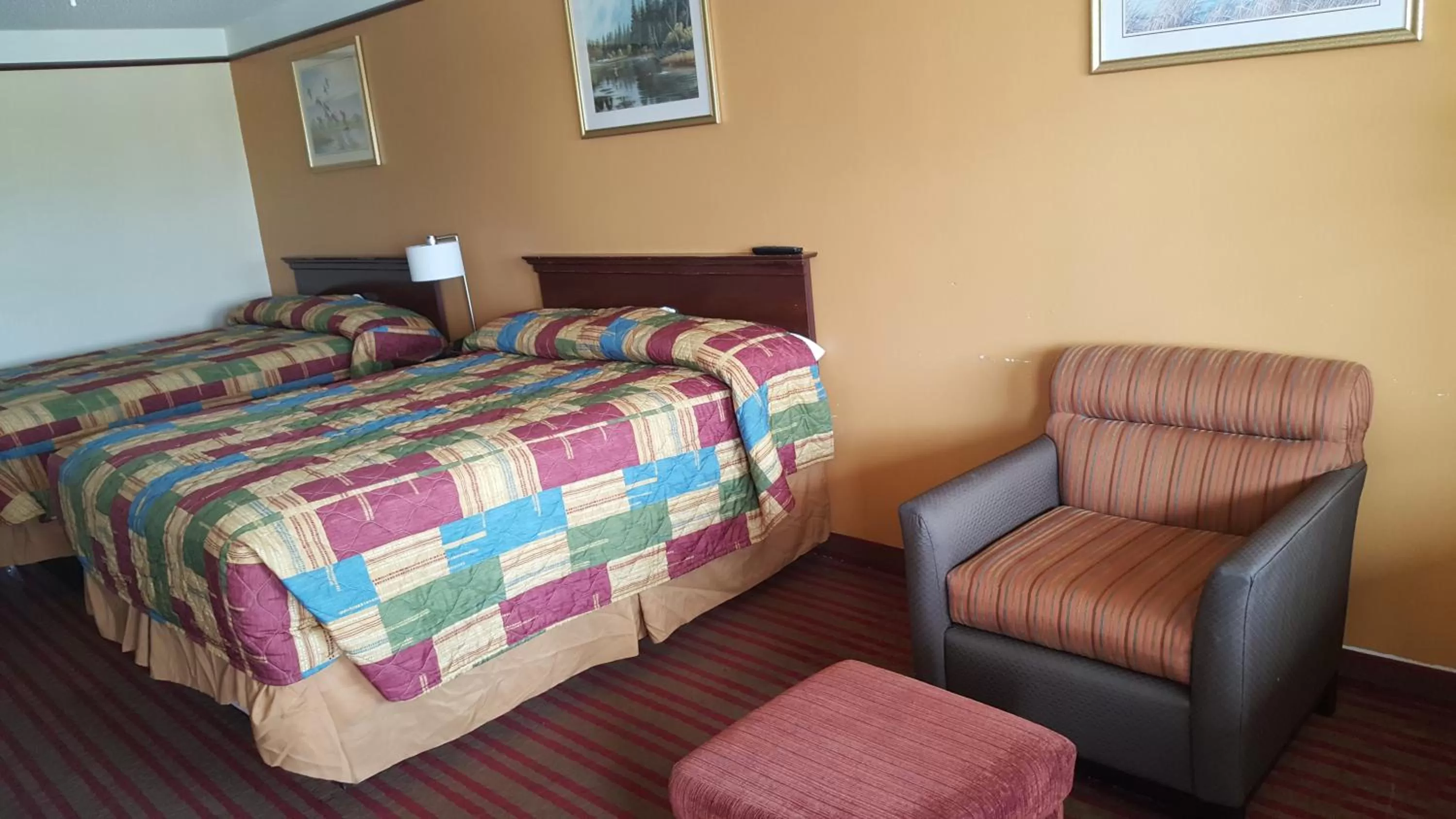 Bed in Deluxe Inn and Suites