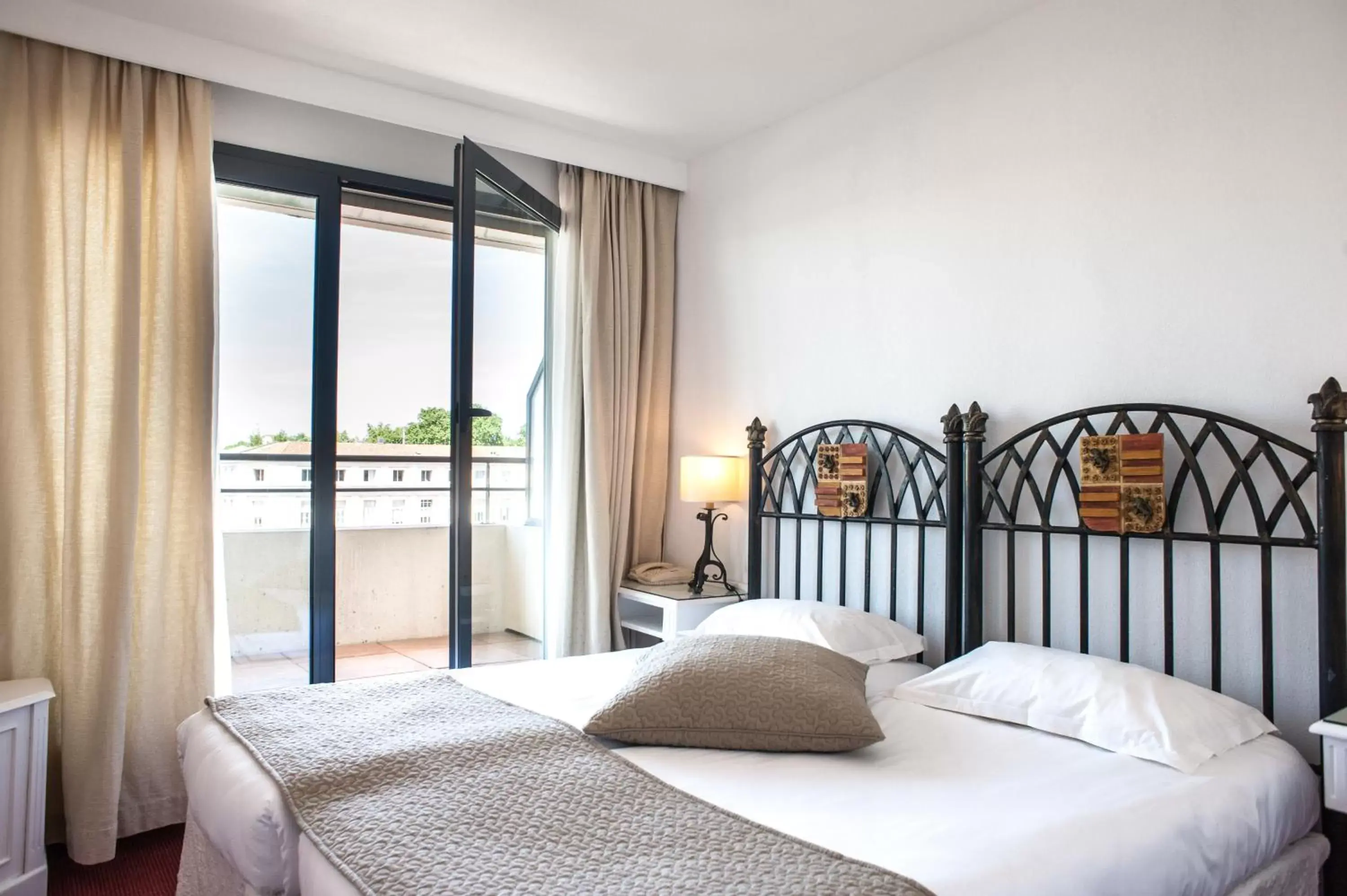 Bedroom, Bed in Avignon Grand Hotel