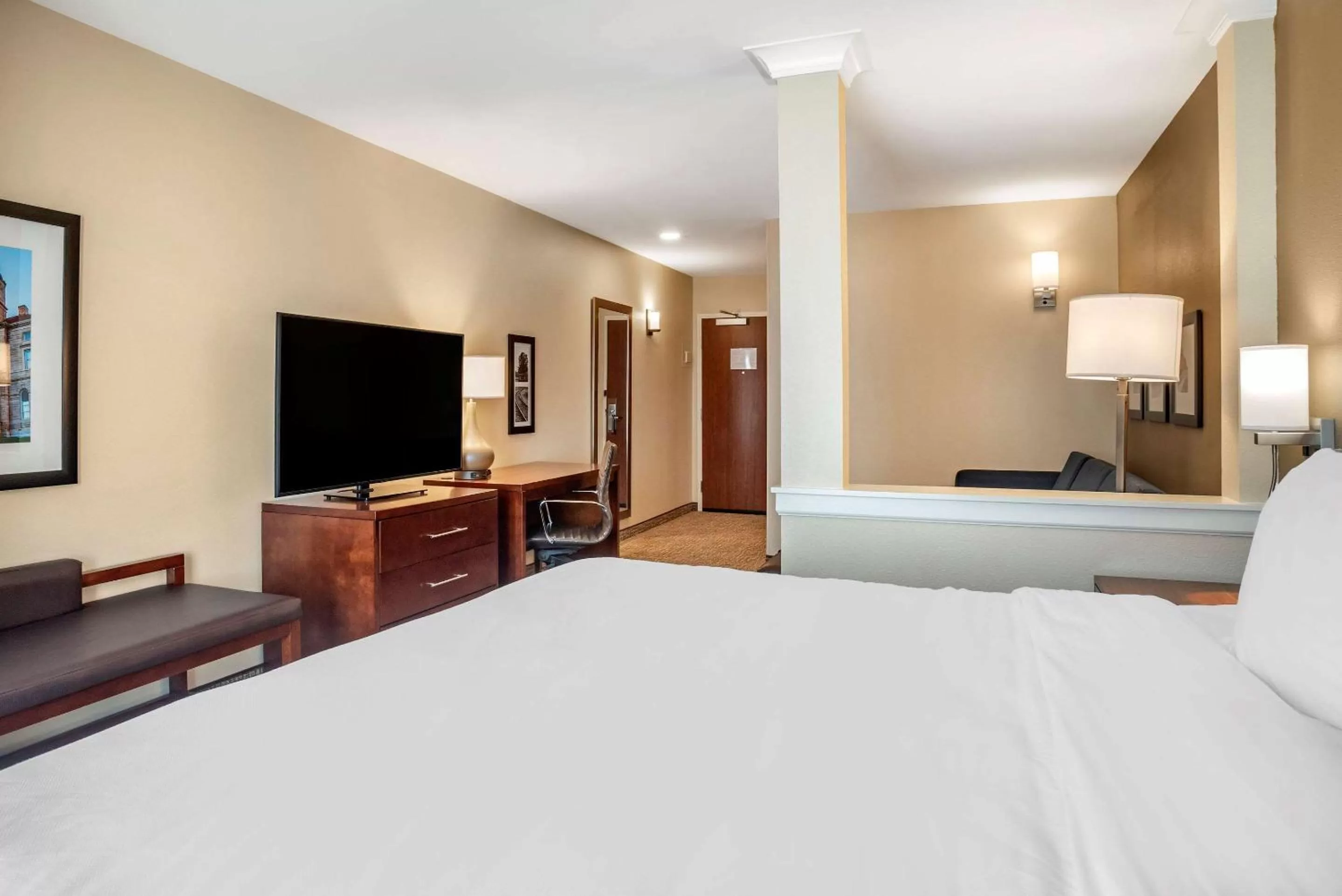 Photo of the whole room, Bed in Comfort Inn & Suites
