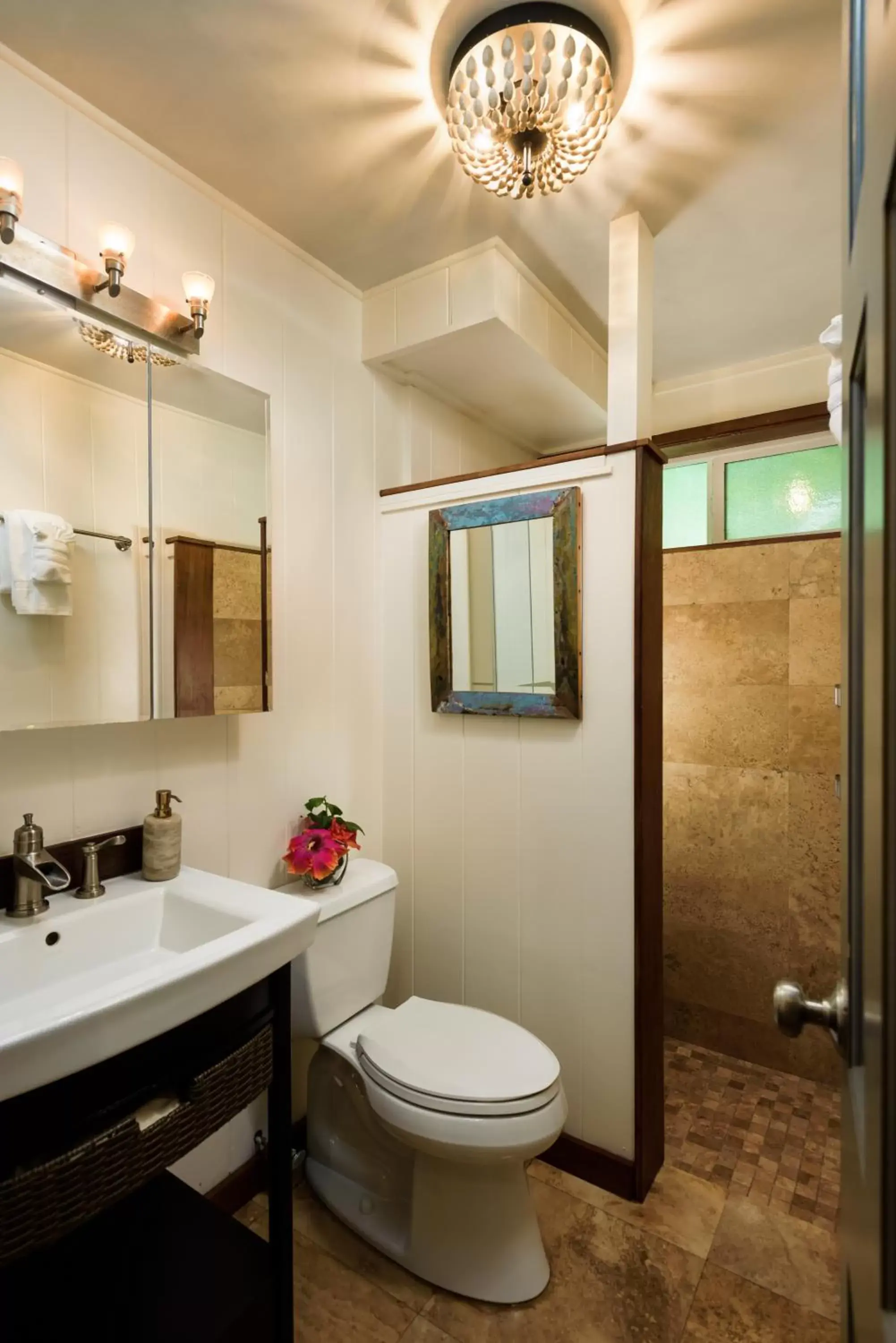 Shower, Bathroom in Paia Inn