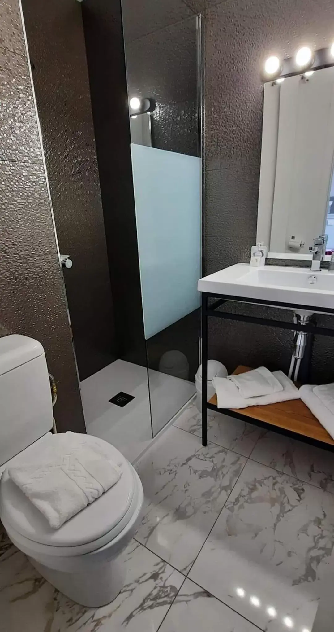 Bathroom in Hôtel de France