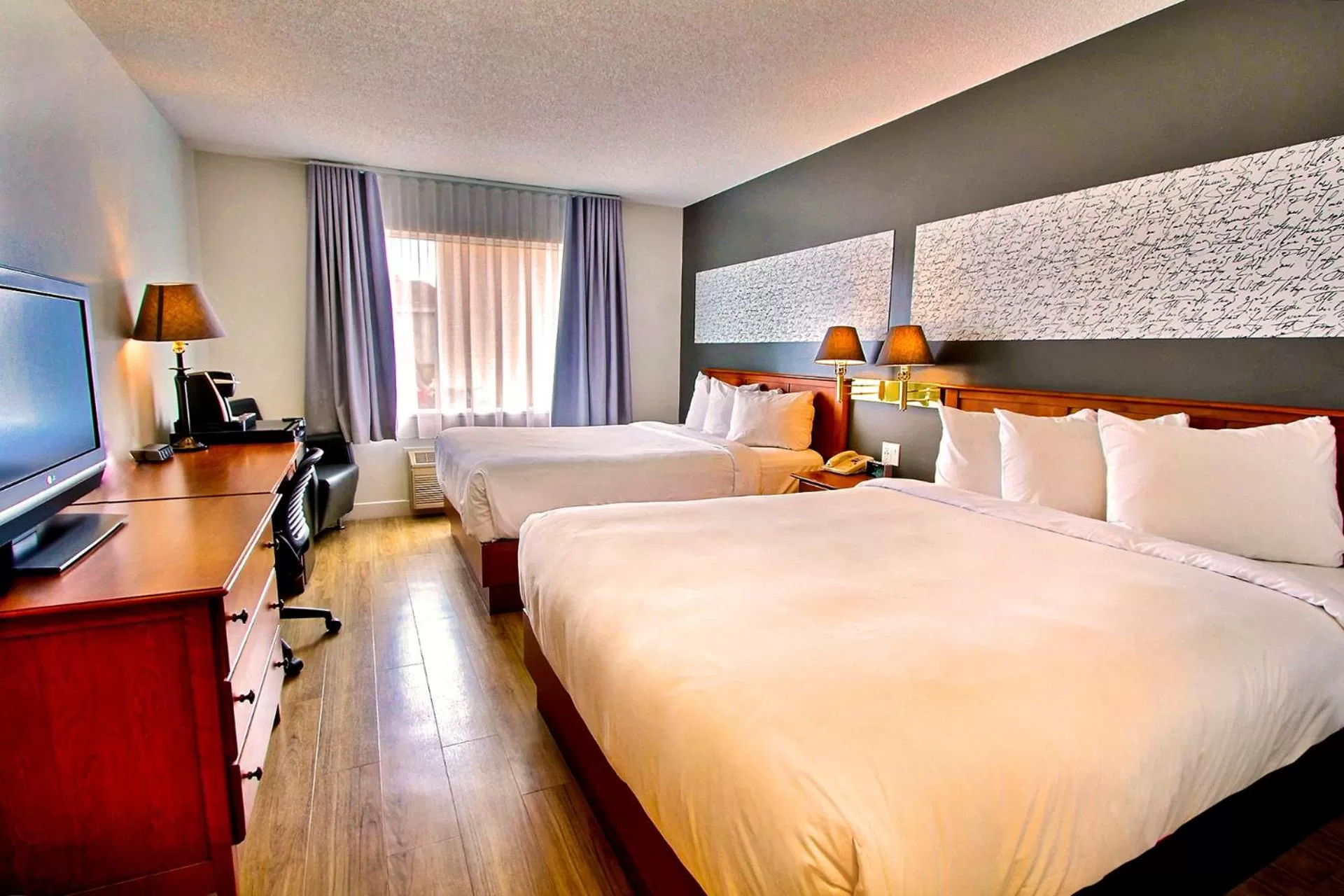 Photo of the whole room, Bed in Hôtel l'Empress