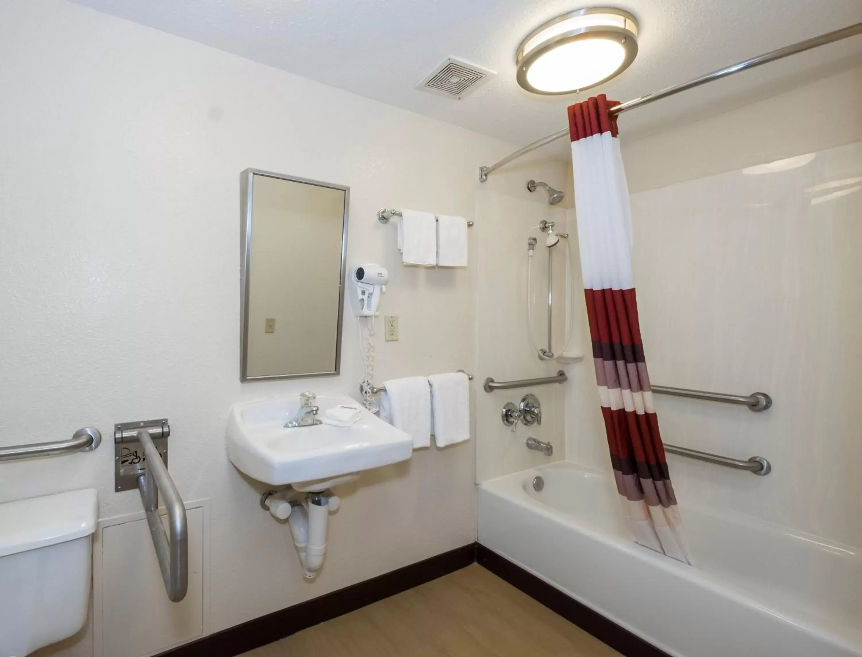 Bathroom in Red Roof Inn Milford - New Haven