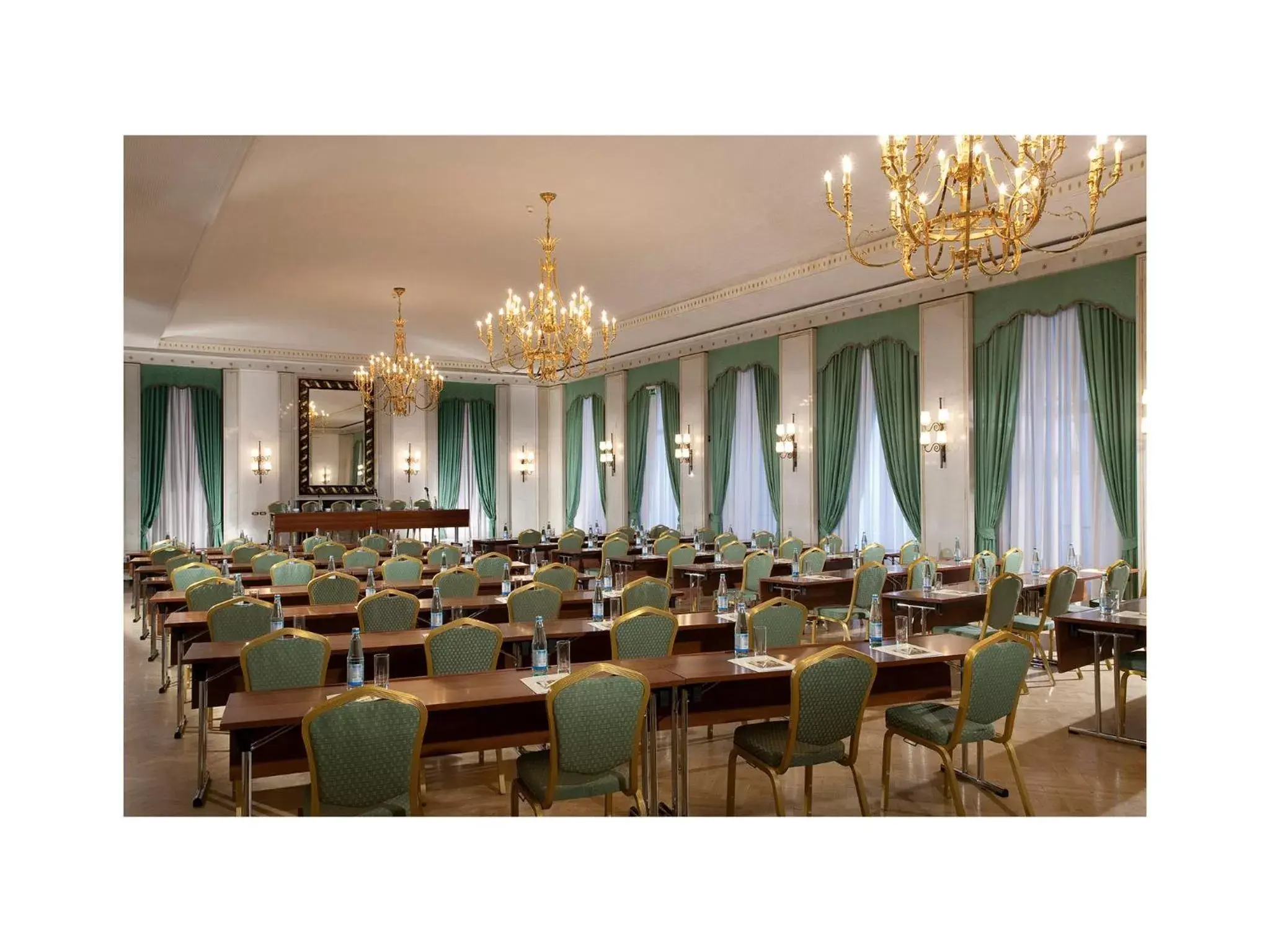 Business facilities, Restaurant/Places to Eat in Hotel Quirinale