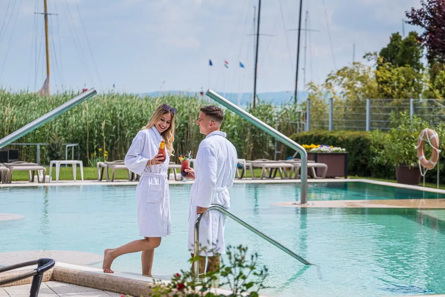 Swimming Pool in Hotel Golden Lake Resort