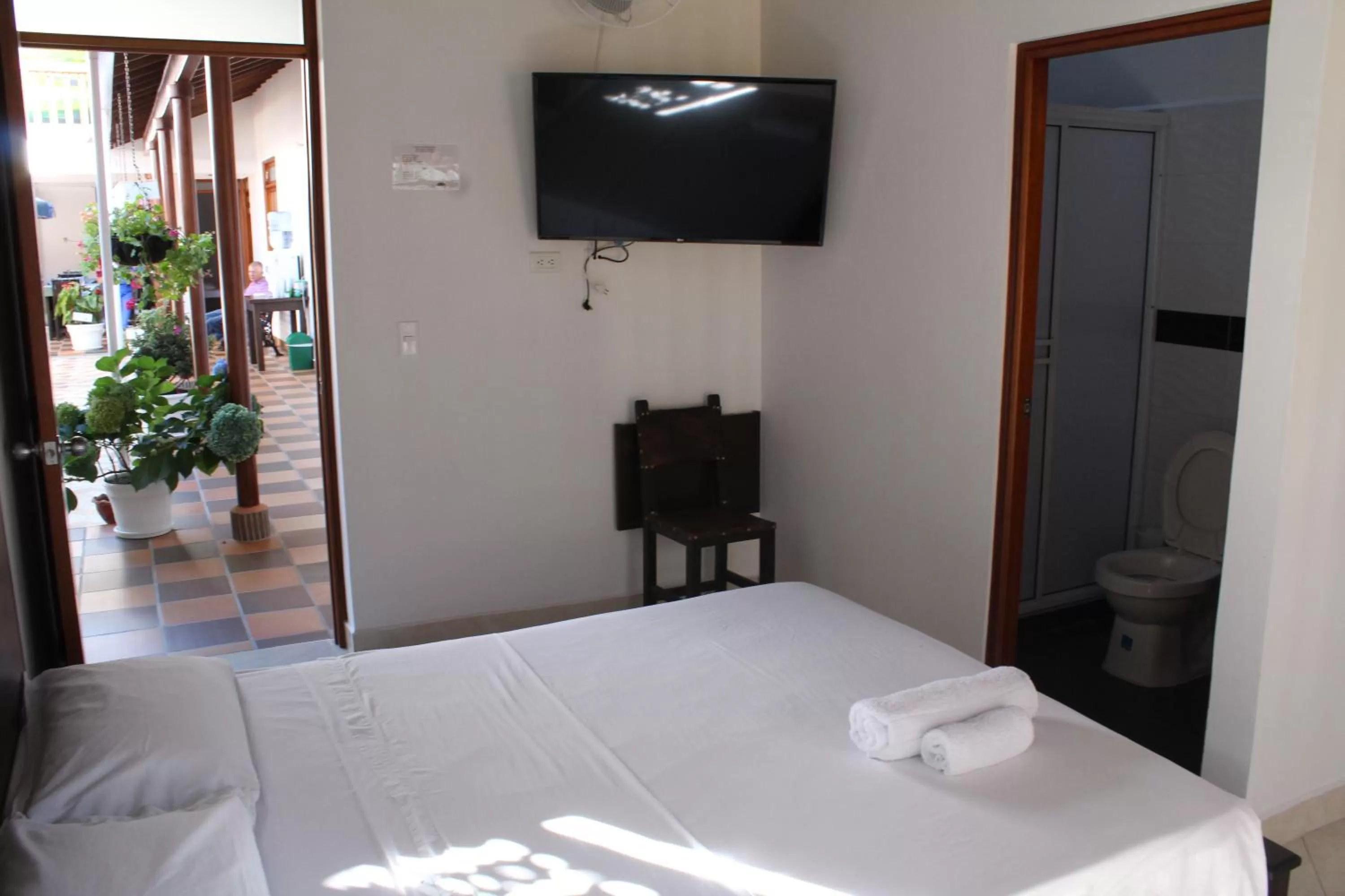 Communal lounge/ TV room, Bed in Hotel La Ceiba