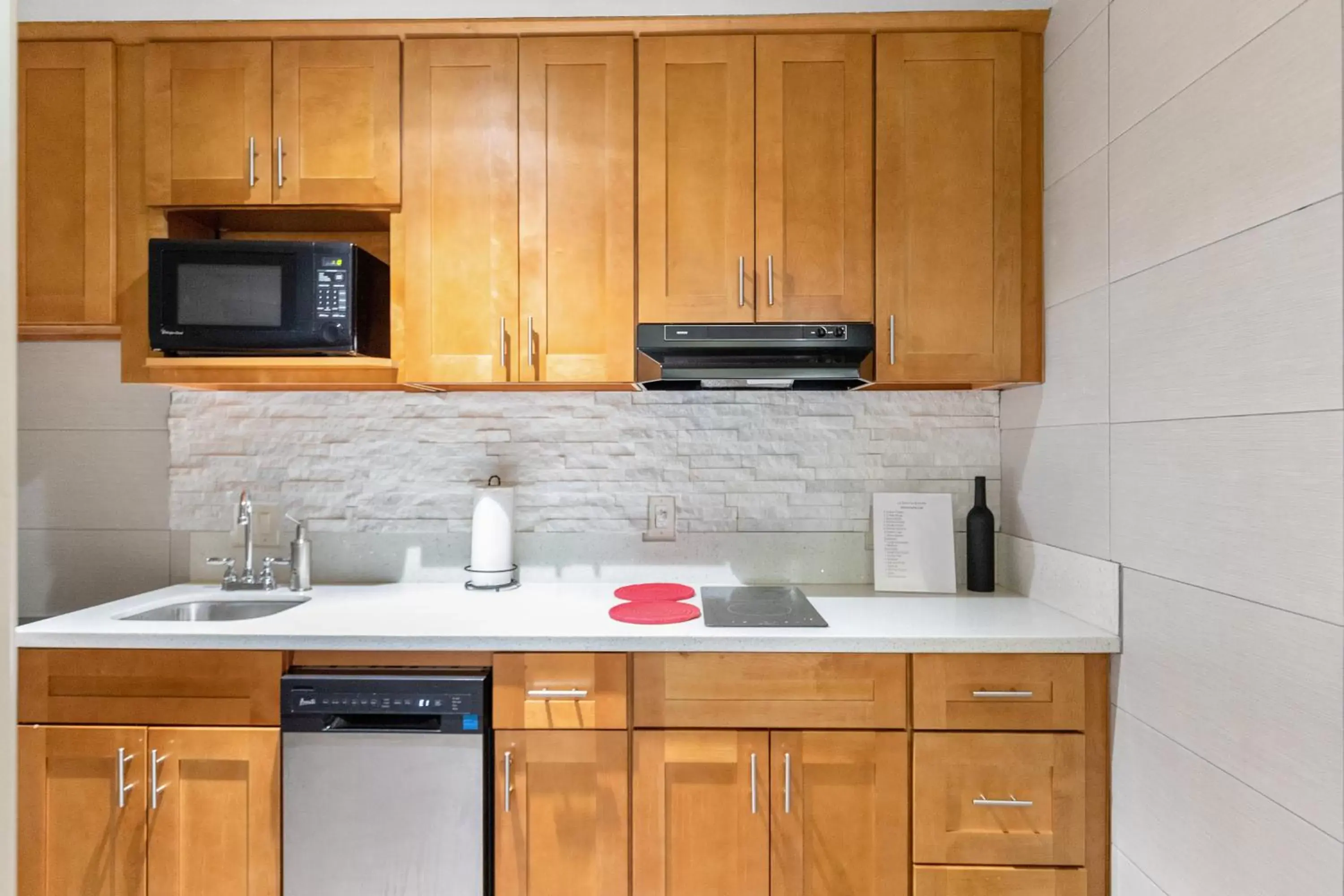 Kitchen/Kitchenette in Le Blanc Inn & Suites