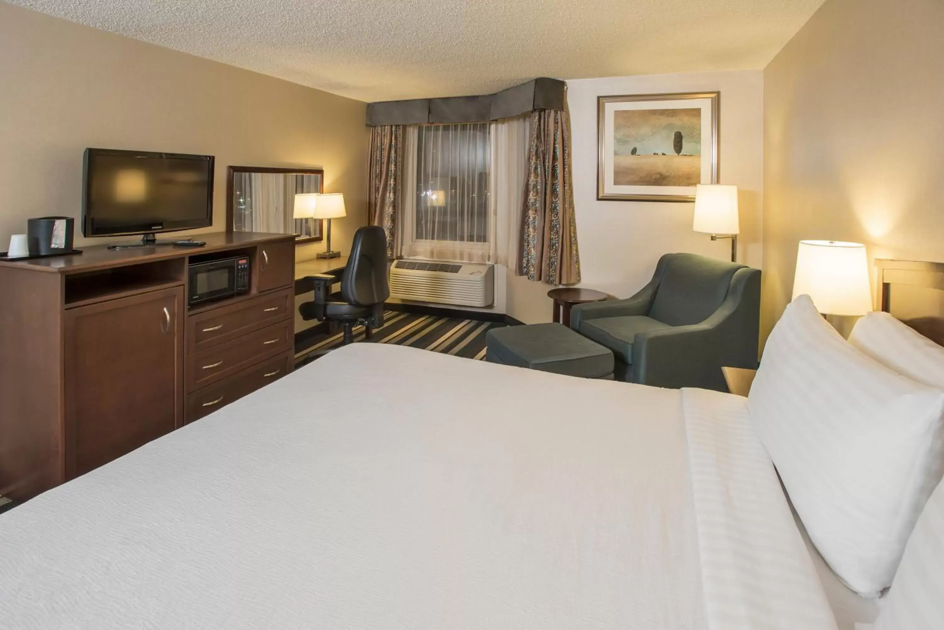 Photo of the whole room, TV/Entertainment Center in Holiday Inn Conference Centre Edmonton South, an IHG Hotel