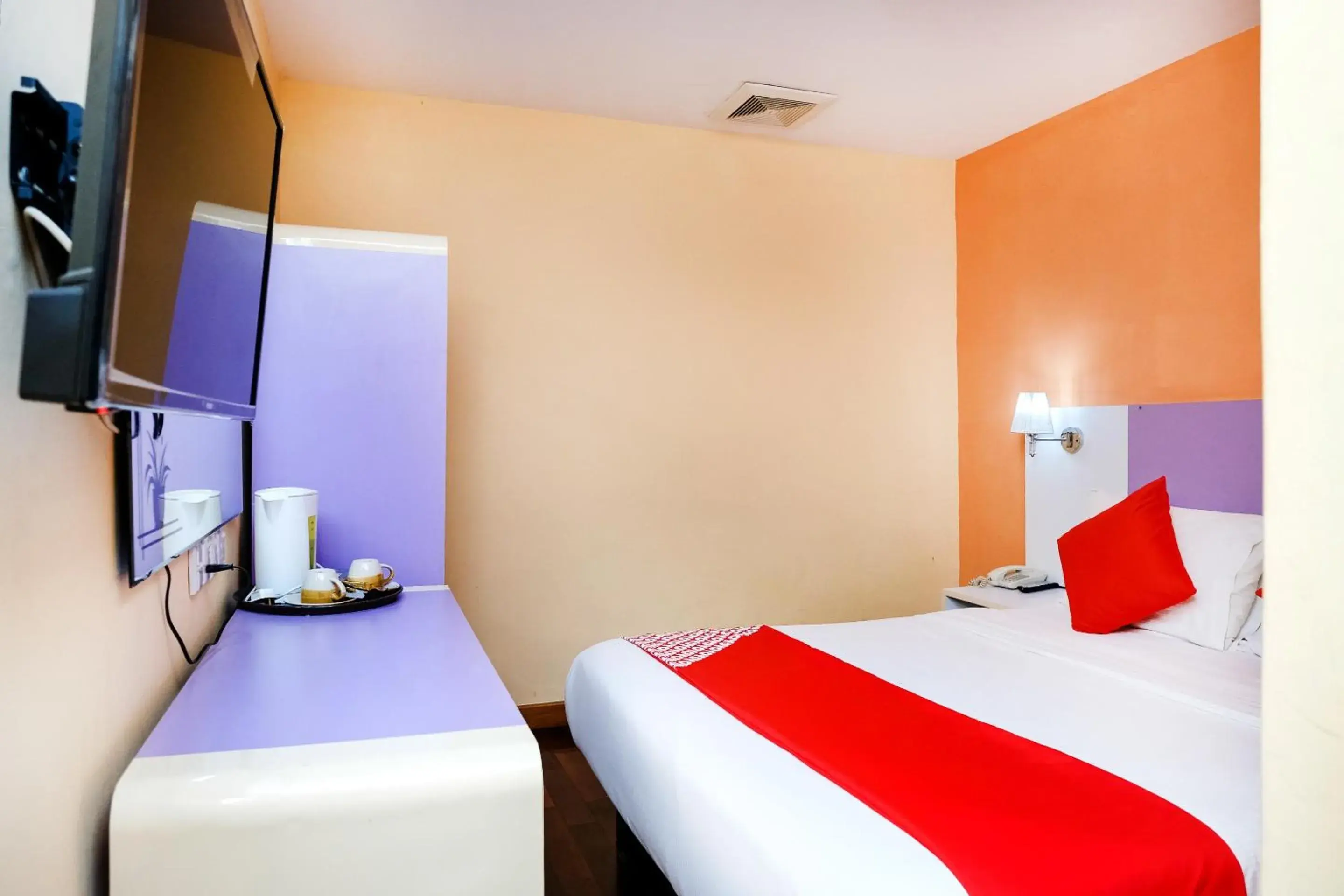 Bedroom, Bed in Super OYO 546 Grand City Hotel