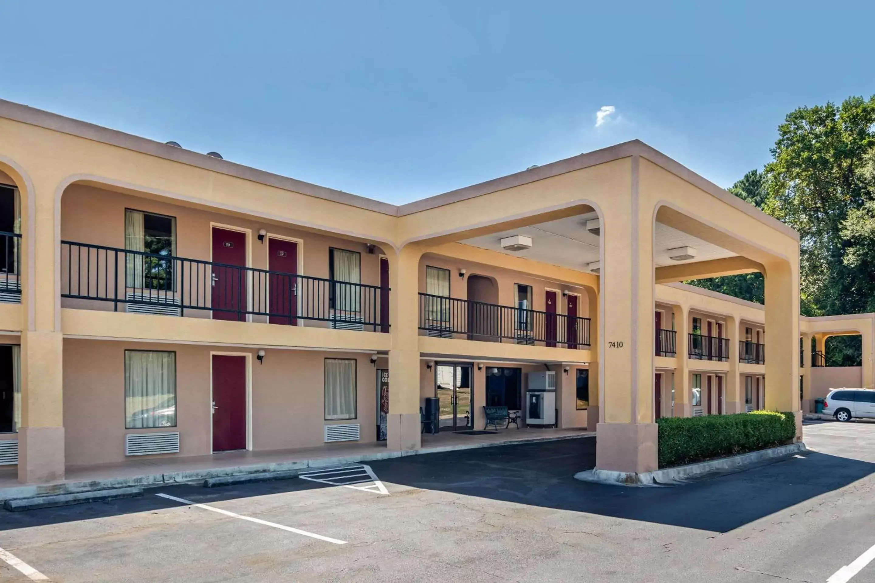 Property Building in Econo Lodge