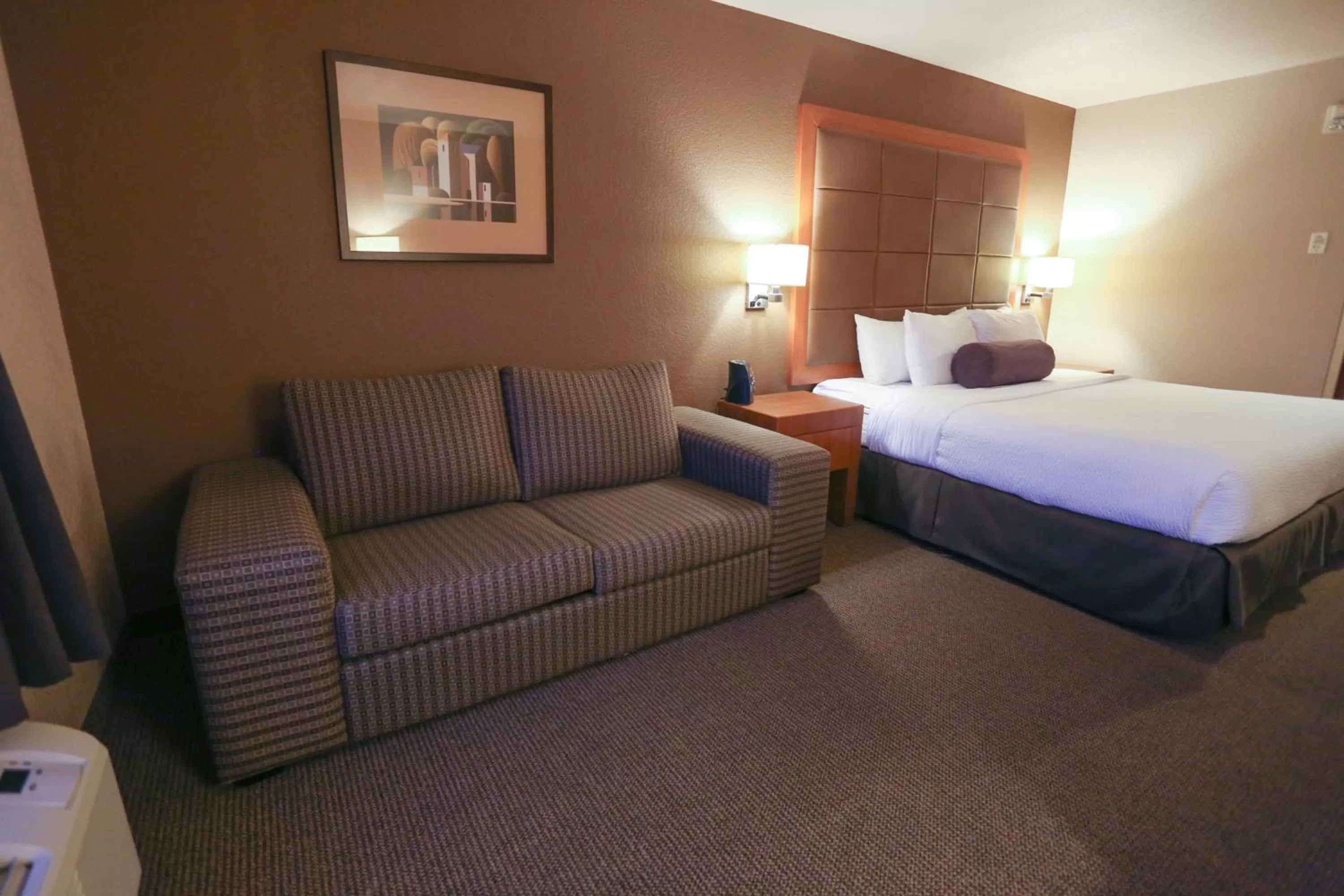 Bedroom, Bed in Days Inn by Wyndham Calgary Airport